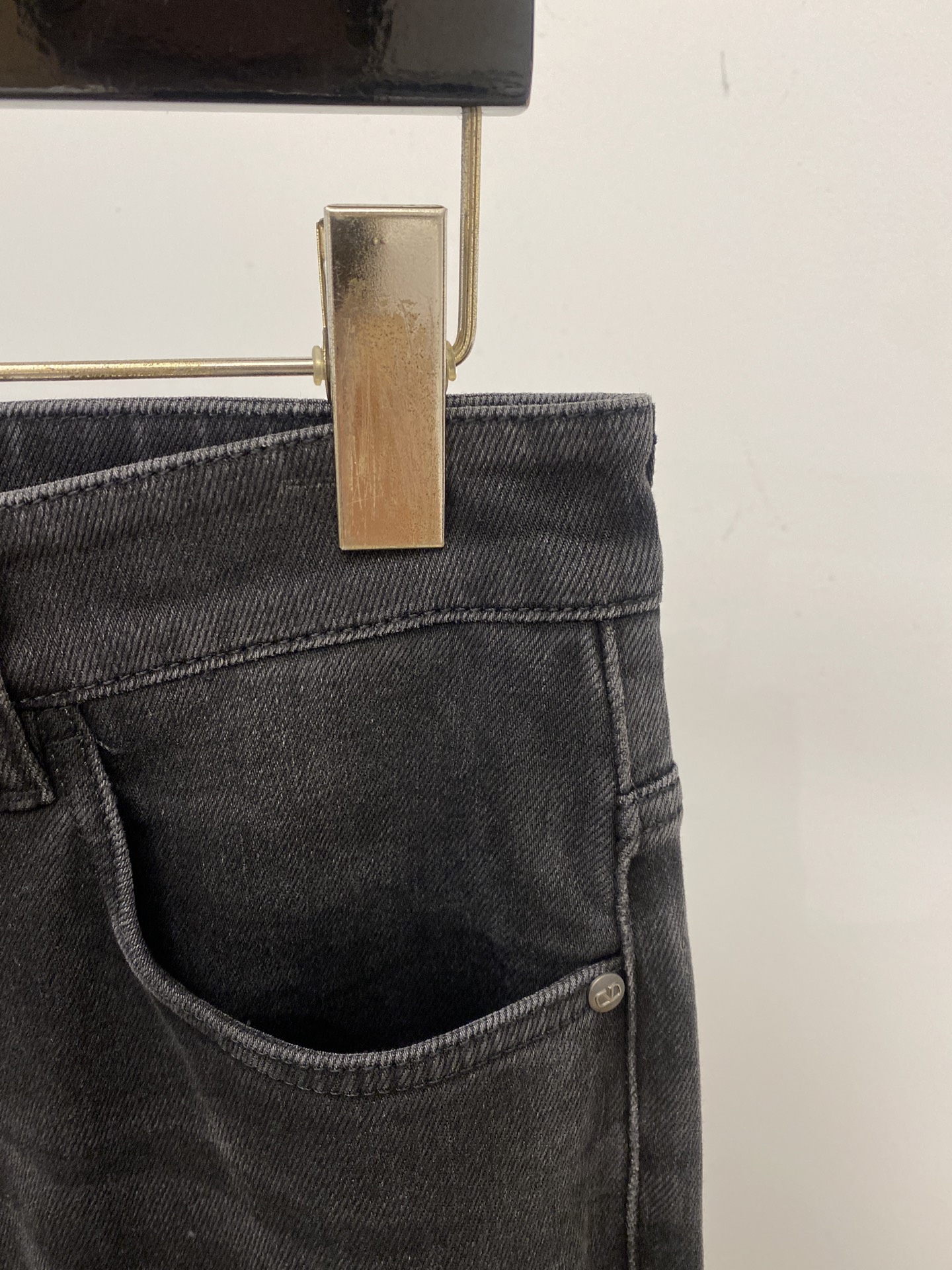 支持年后退换！ 华伦天奴、2025最新品，专柜同步有售，原单狠货，水洗休闲牛仔裤，进口原版水洗弹力面料，