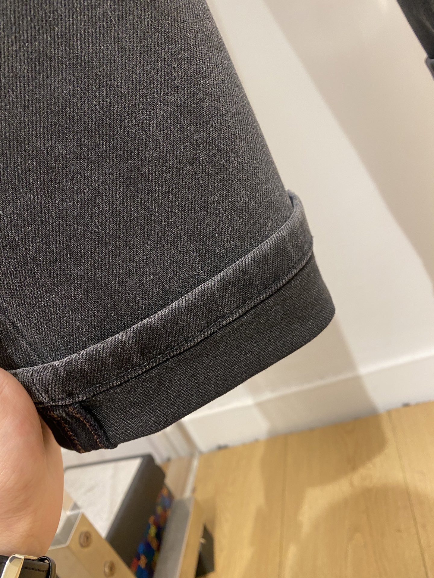 支持年后退换！ 华伦天奴、2025最新品，专柜同步有售，原单狠货，水洗休闲牛仔裤，进口原版水洗弹力面料，