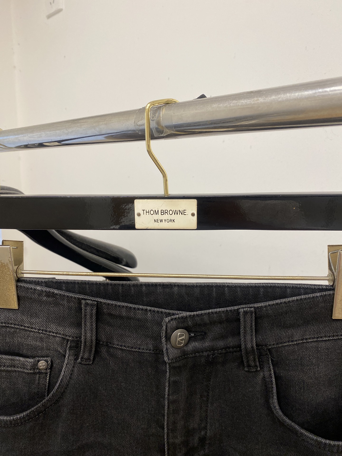 支持年后退换！ 华伦天奴、2025最新品，专柜同步有售，原单狠货，水洗休闲牛仔裤，进口原版水洗弹力面料，