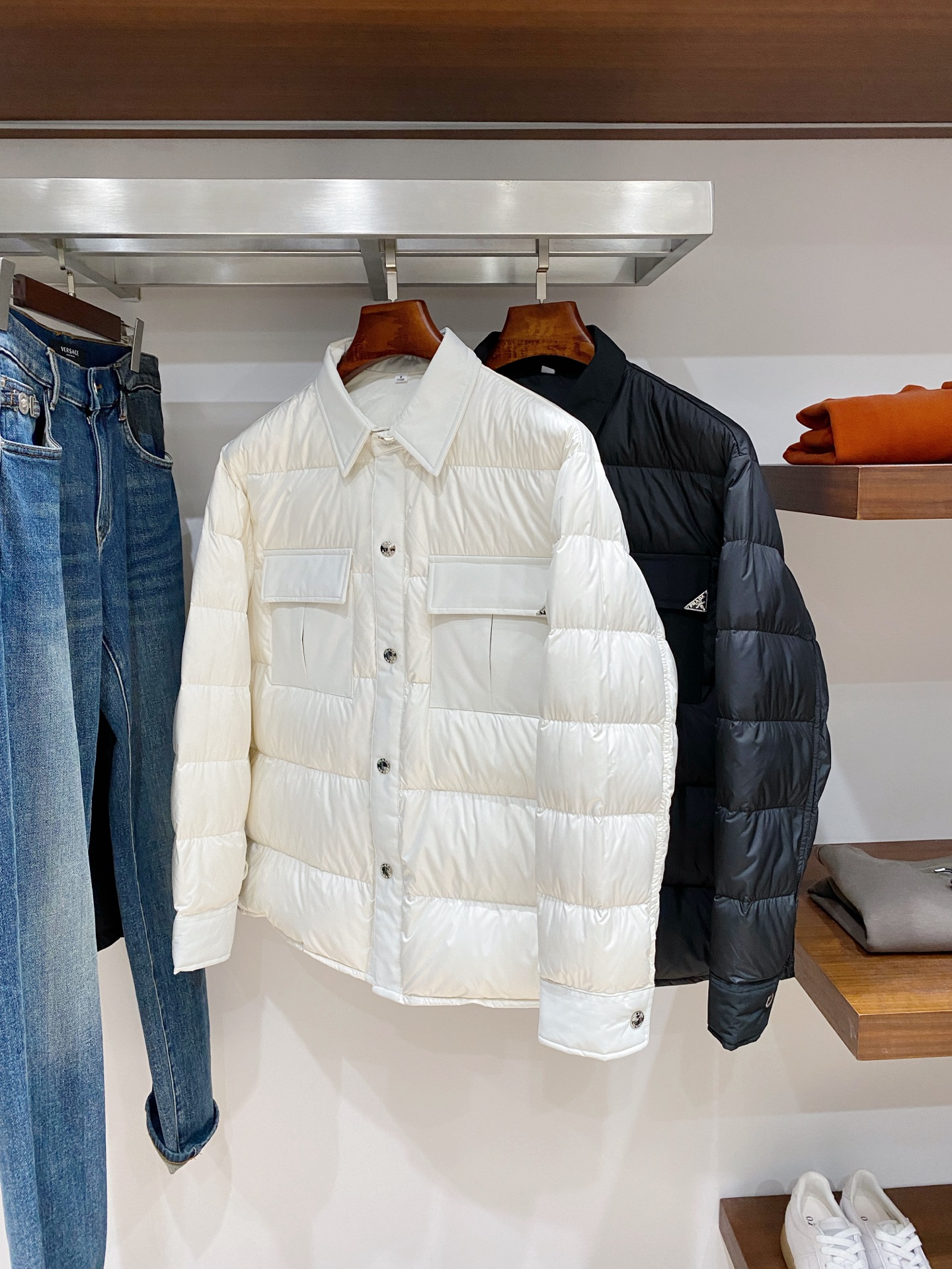 NO:681579,Prada, the latest 2025 men's lightweight down jacket, the fabric is soft and comfortable.  The upper body shape is awesome.  zipper.  The accessories are all custom-supplied and imported fabrics, which are light and comfortable, warm and stylish, simple and elegant!  Lightweight and warm, the best choice to keep out the cold in autumn and winter. Size M-3XL. Buy now, prada, down jacket,19860909普拉达、2025最新款男士轻薄羽绒服、面料柔软舒适 ．上身版型超赞 ．拉链．辅料都是客供 、进口面料,轻便舒适,保暖有型、简单大方款式！轻便保暖、秋冬御寒的最佳选择 码数M-3XL 立即抢购,,prada,down jacket,,Men's clothing