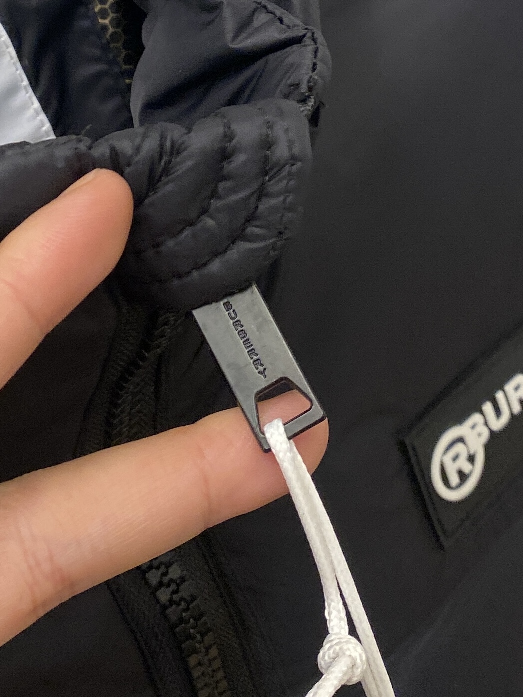 巴宝莉、2025最新款男士羽绒服、面料柔软舒适 ．上身版型超赞 ．拉链．辅料都是客供 、进口面料，轻便舒