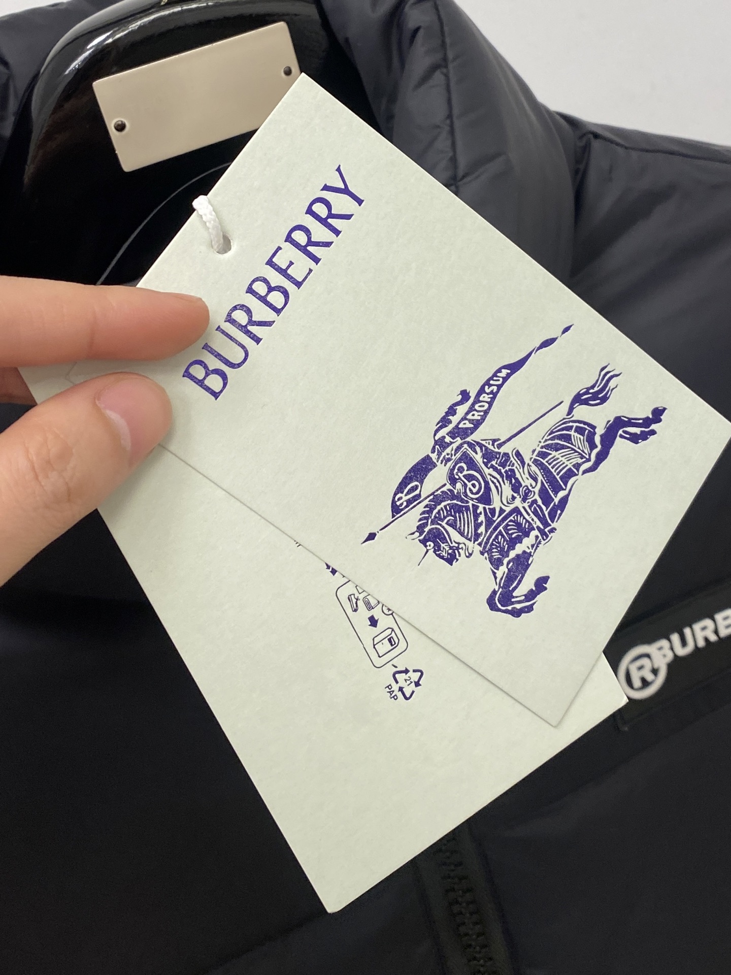 巴宝莉、2025最新款男士羽绒服、面料柔软舒适 ．上身版型超赞 ．拉链．辅料都是客供 、进口面料，轻便舒