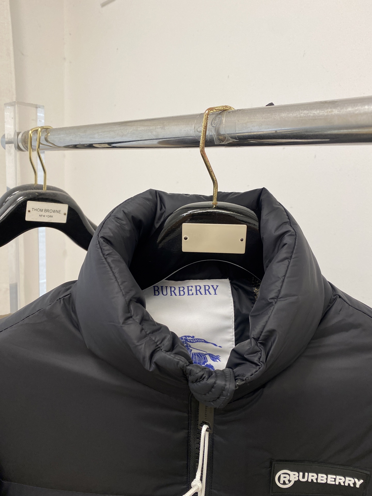 巴宝莉、2025最新款男士羽绒服、面料柔软舒适 ．上身版型超赞 ．拉链．辅料都是客供 、进口面料，轻便舒