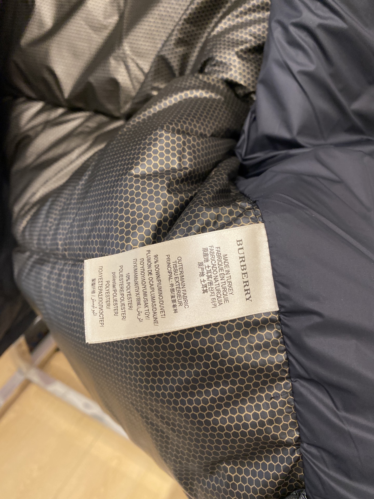 巴宝莉、2025最新款男士羽绒服、面料柔软舒适 ．上身版型超赞 ．拉链．辅料都是客供 、进口面料，轻便舒