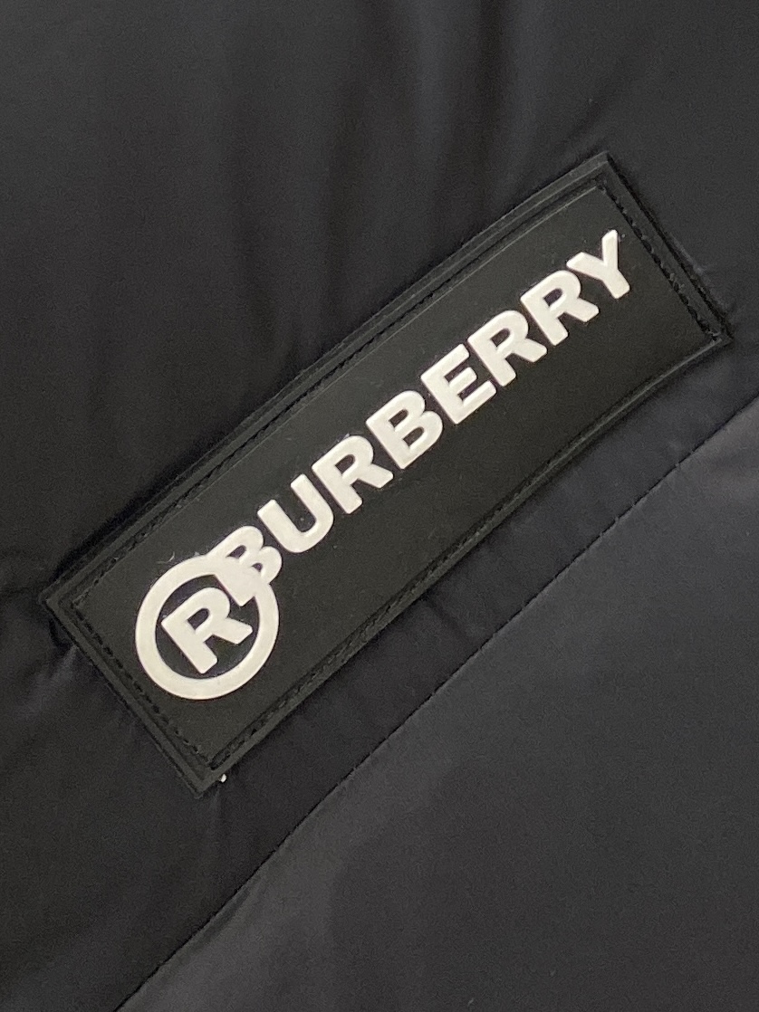 巴宝莉、2025最新款男士羽绒服、面料柔软舒适 ．上身版型超赞 ．拉链．辅料都是客供 、进口面料，轻便舒