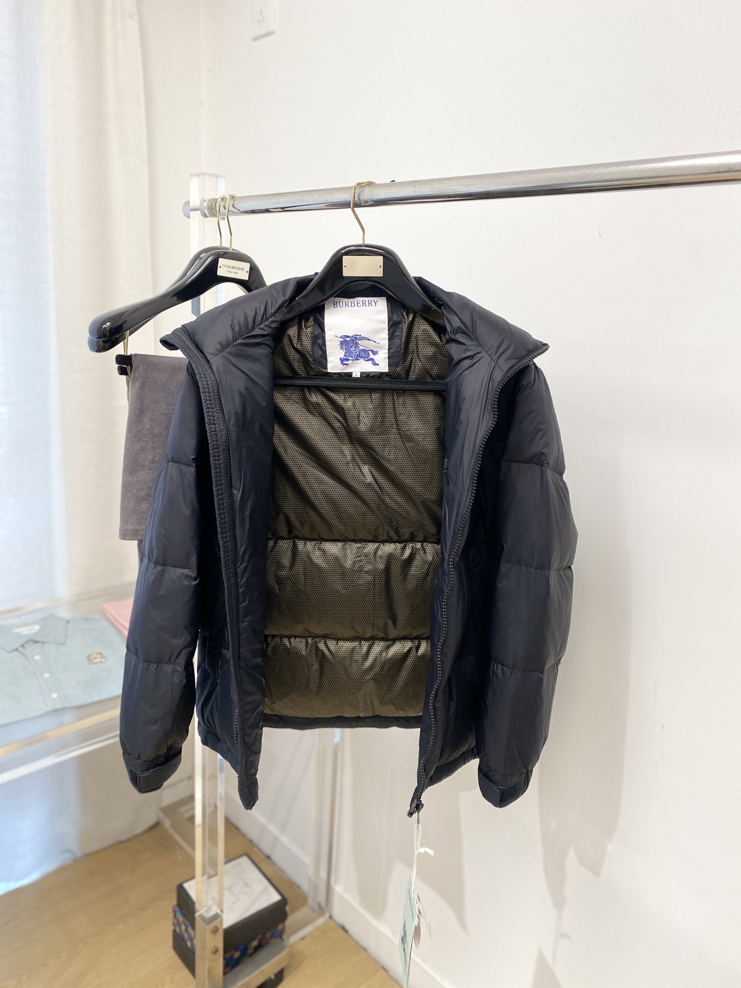 巴宝莉、2025最新款男士羽绒服、面料柔软舒适 ．上身版型超赞 ．拉链．辅料都是客供 、进口面料，轻便舒