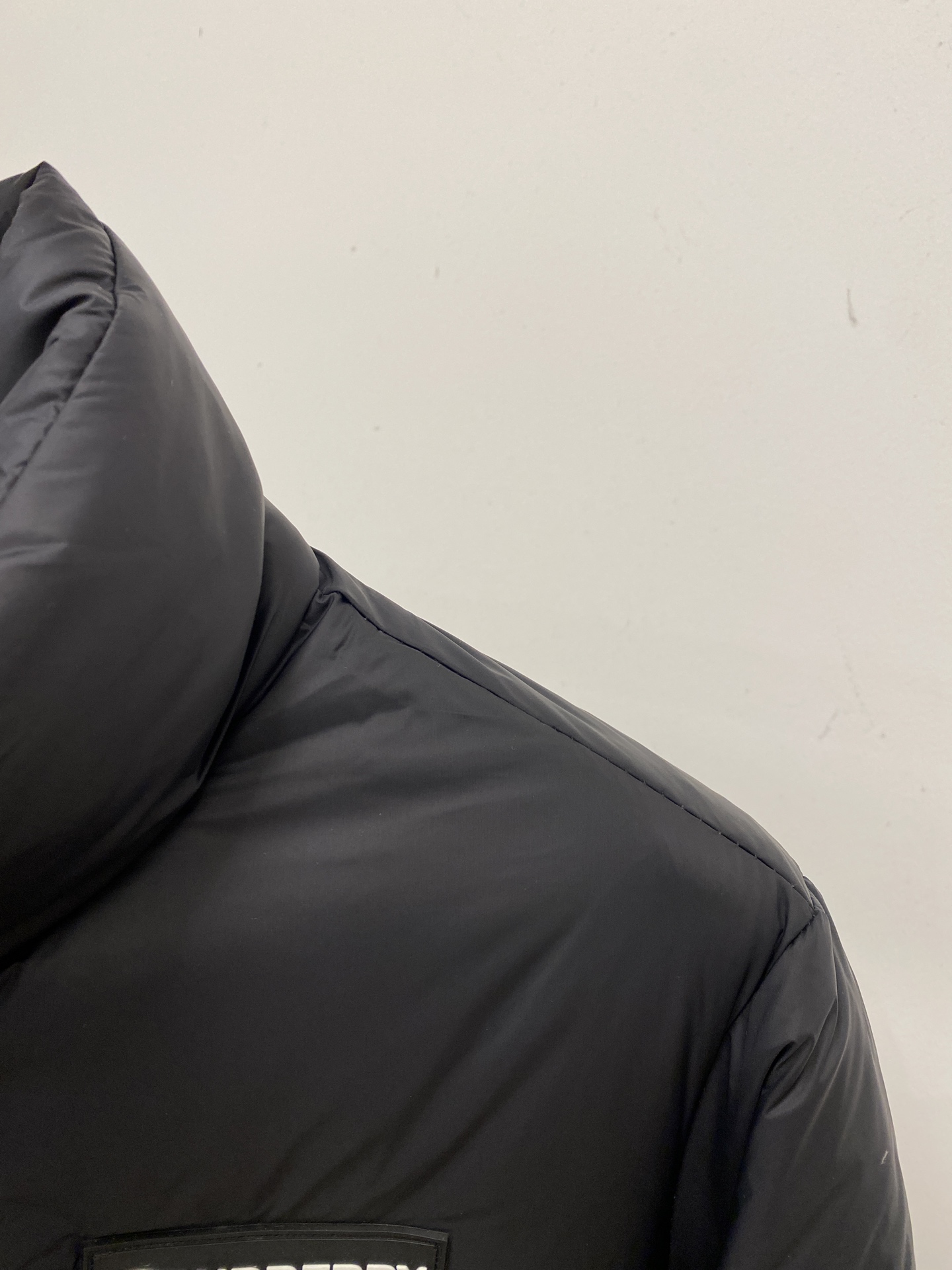 巴宝莉、2025最新款男士羽绒服、面料柔软舒适 ．上身版型超赞 ．拉链．辅料都是客供 、进口面料，轻便舒