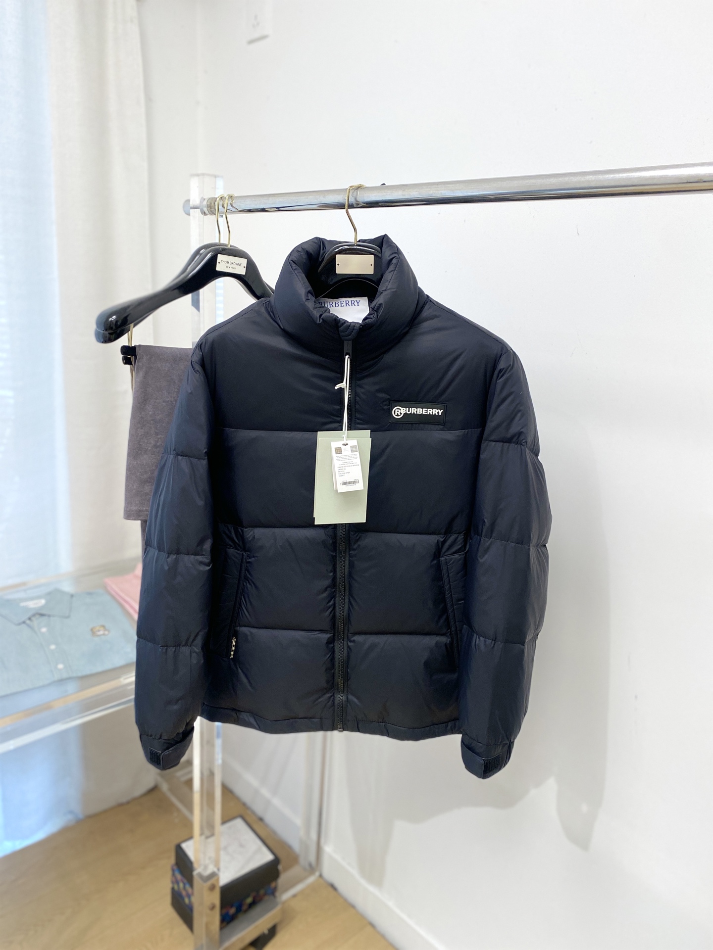 巴宝莉、2025最新款男士羽绒服、面料柔软舒适 ．上身版型超赞 ．拉链．辅料都是客供 、进口面料，轻便舒