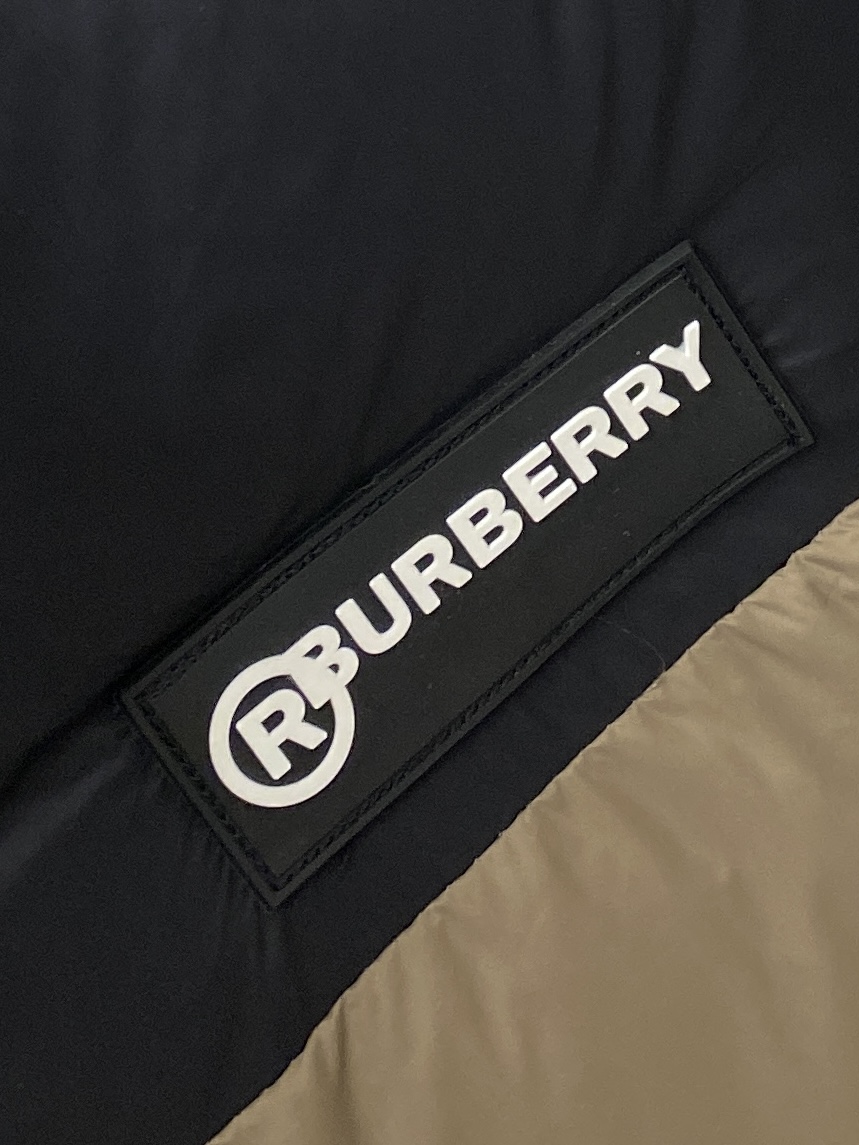 巴宝莉、2025最新款男士羽绒服、面料柔软舒适 ．上身版型超赞 ．拉链．辅料都是客供 、进口面料，轻便舒