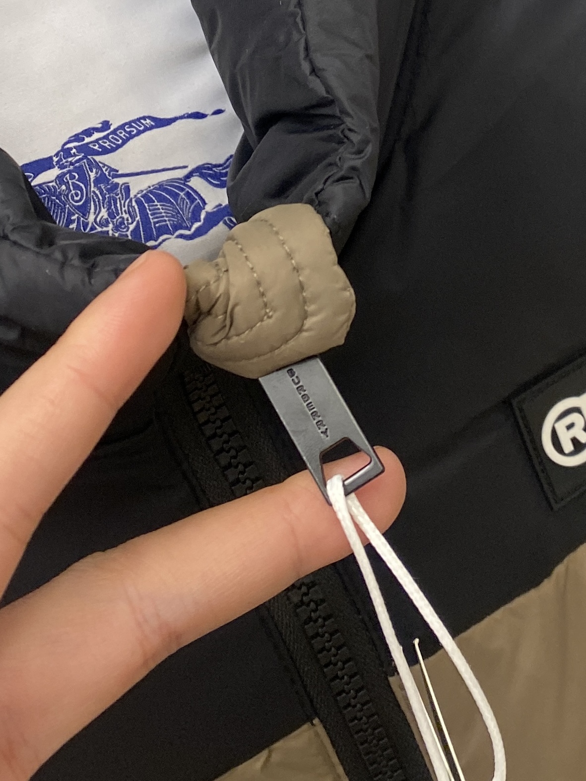 巴宝莉、2025最新款男士羽绒服、面料柔软舒适 ．上身版型超赞 ．拉链．辅料都是客供 、进口面料，轻便舒