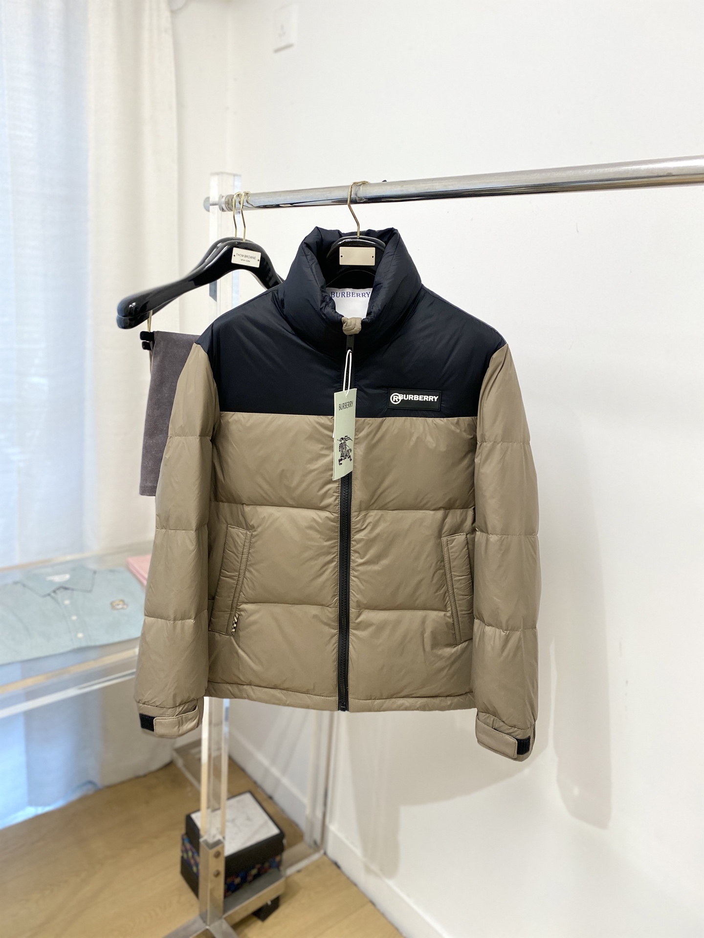 巴宝莉、2025最新款男士羽绒服、面料柔软舒适 ．上身版型超赞 ．拉链．辅料都是客供 、进口面料，轻便舒