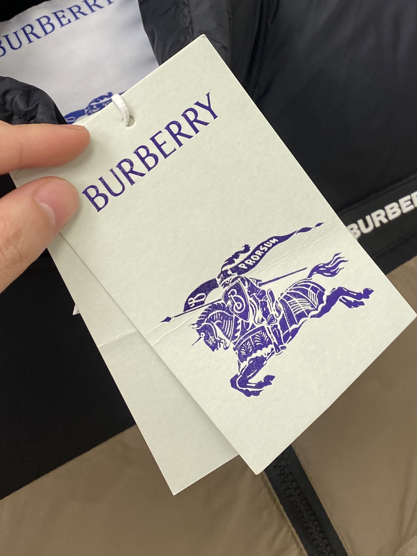 巴宝莉、2025最新款男士羽绒服、面料柔软舒适 ．上身版型超赞 ．拉链．辅料都是客供 、进口面料，轻便舒