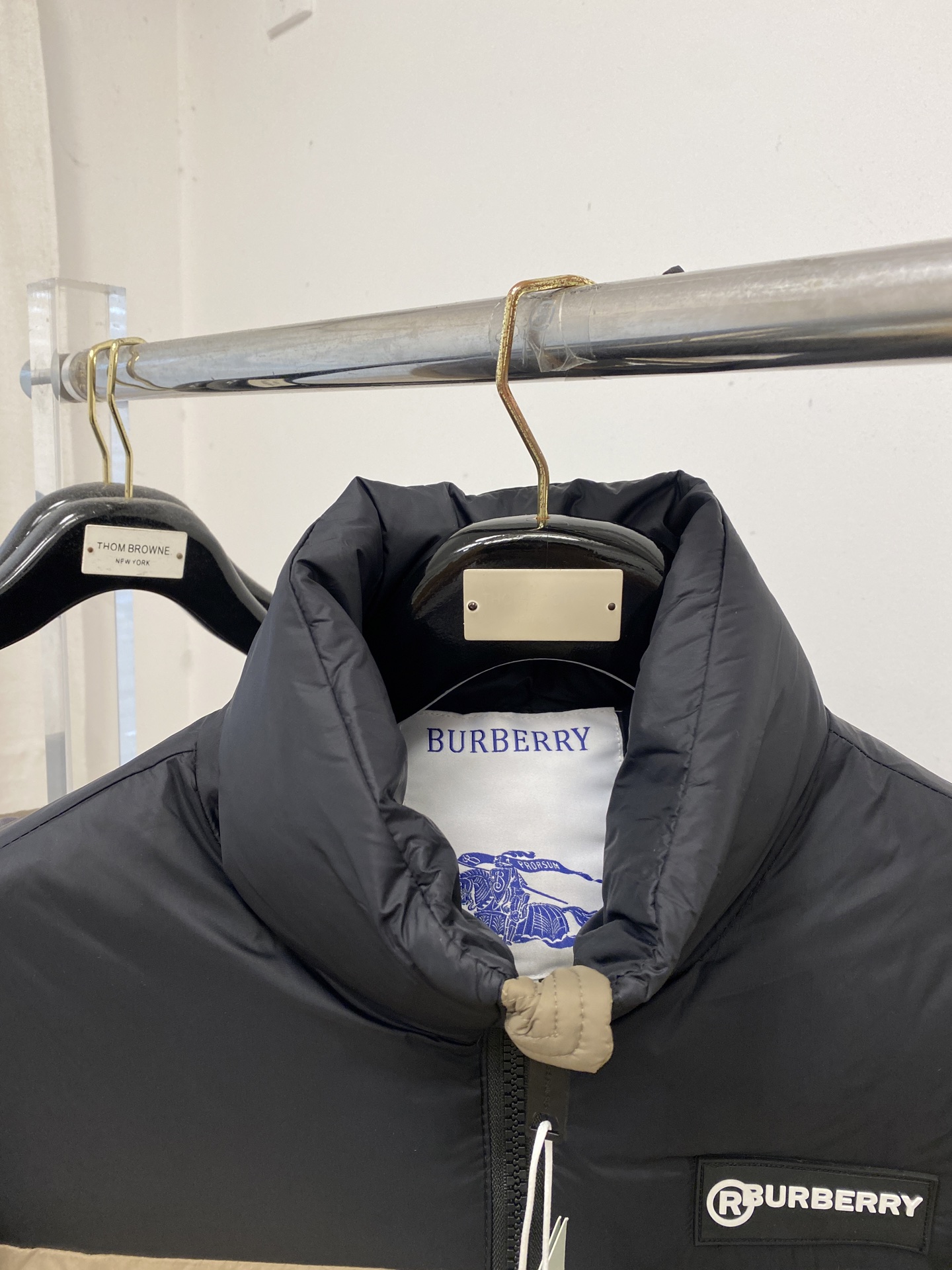 巴宝莉、2025最新款男士羽绒服、面料柔软舒适 ．上身版型超赞 ．拉链．辅料都是客供 、进口面料，轻便舒