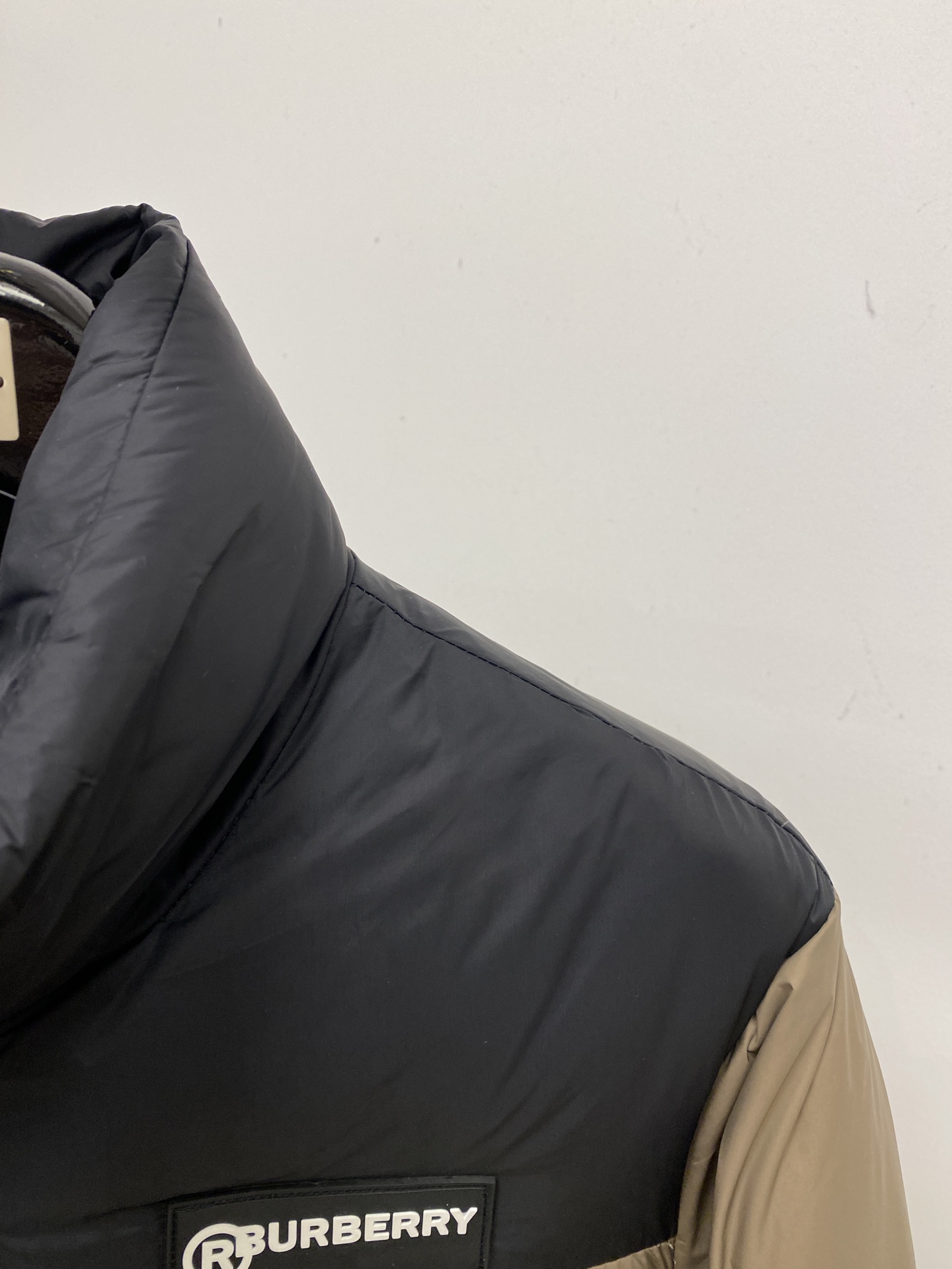 巴宝莉、2025最新款男士羽绒服、面料柔软舒适 ．上身版型超赞 ．拉链．辅料都是客供 、进口面料，轻便舒