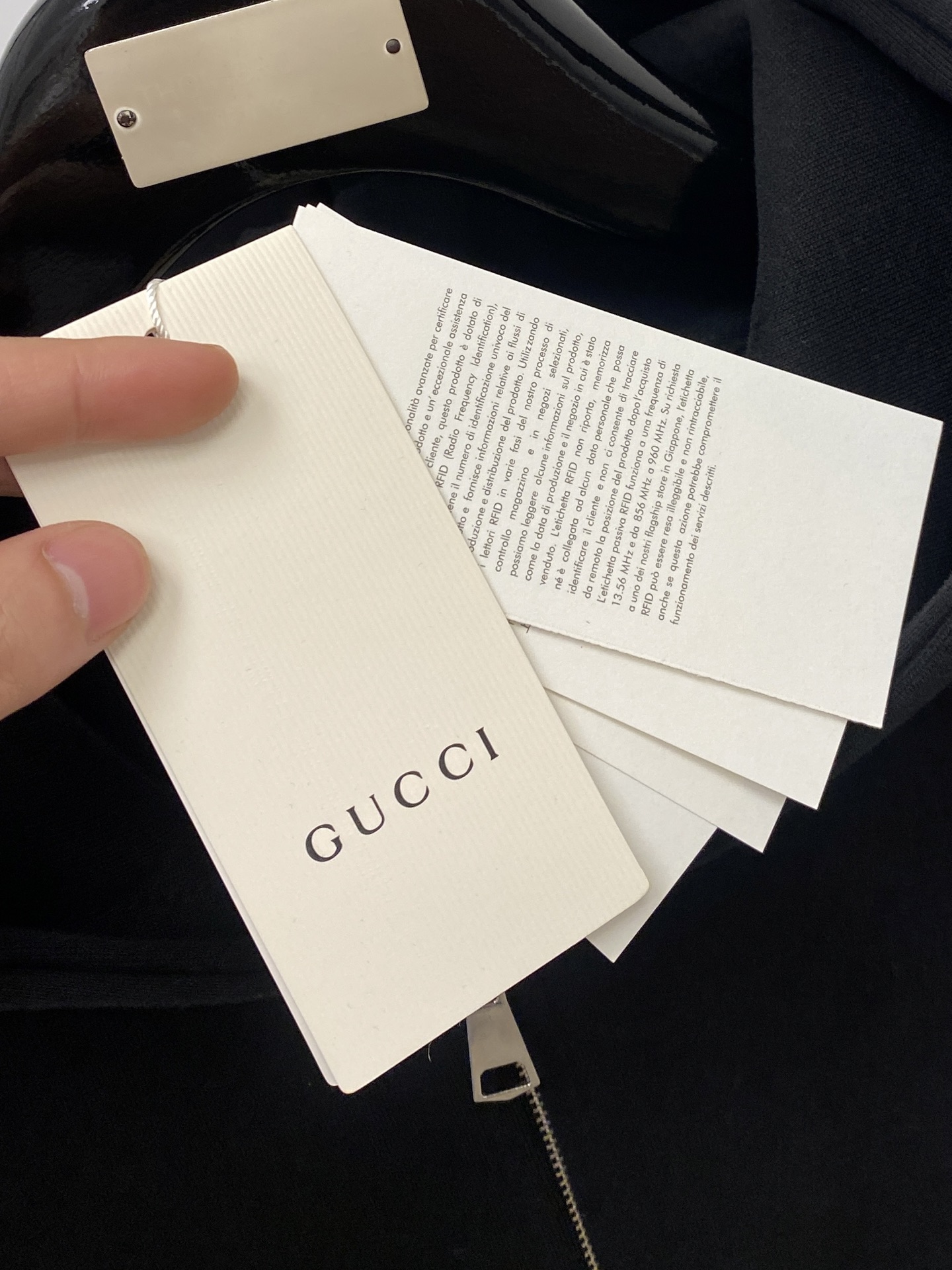 古奇、2025新品卫衣外套，帅气时尚，胸前刺绣装饰字母logo，简约百搭款。面料棉 不仅挺括，保持潮流的