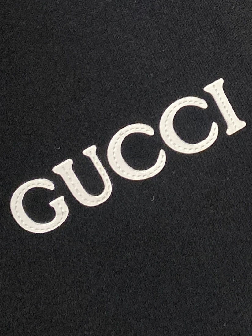 古奇、2025新品卫衣外套，帅气时尚，胸前刺绣装饰字母logo，简约百搭款。面料棉 不仅挺括，保持潮流的