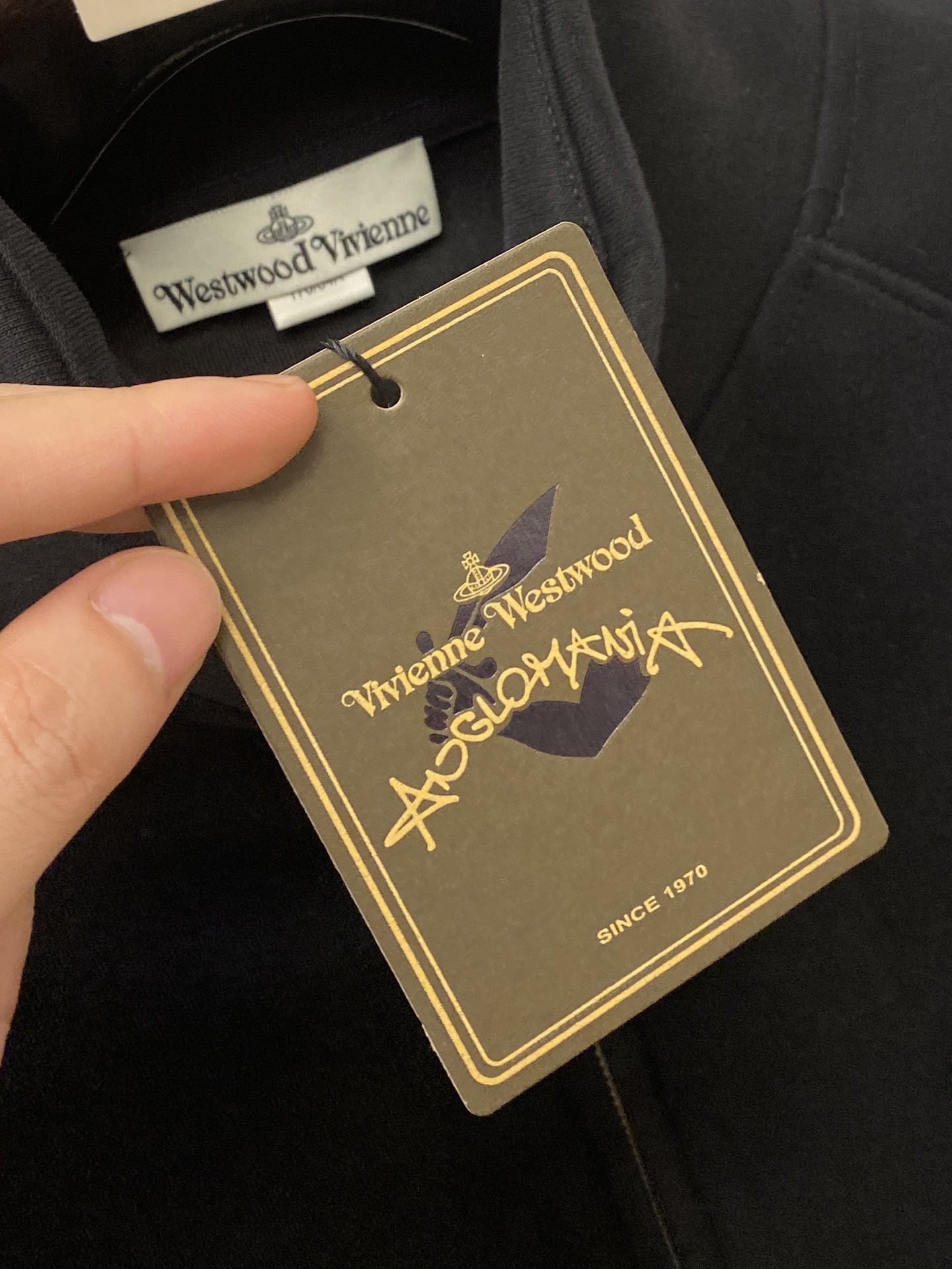 薇薇安、2025新品卫衣外套，帅气时尚，胸前刺绣装饰图案logo，简约百搭款。面料棉 不仅挺括，保持潮流