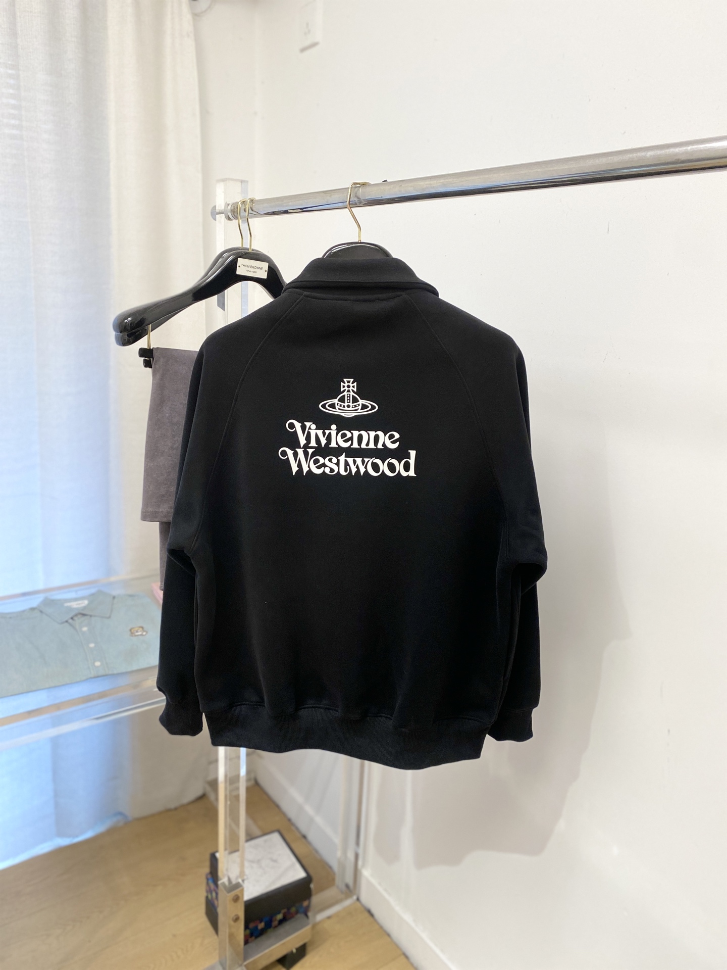 薇薇安、2025新品卫衣外套，帅气时尚，胸前刺绣装饰图案logo，简约百搭款。面料棉 不仅挺括，保持潮流