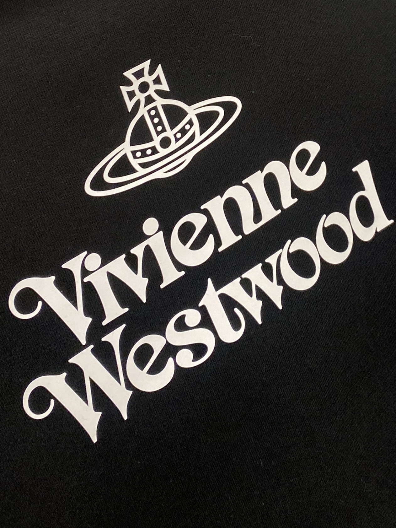 薇薇安、2025新品卫衣外套，帅气时尚，胸前刺绣装饰图案logo，简约百搭款。面料棉 不仅挺括，保持潮流