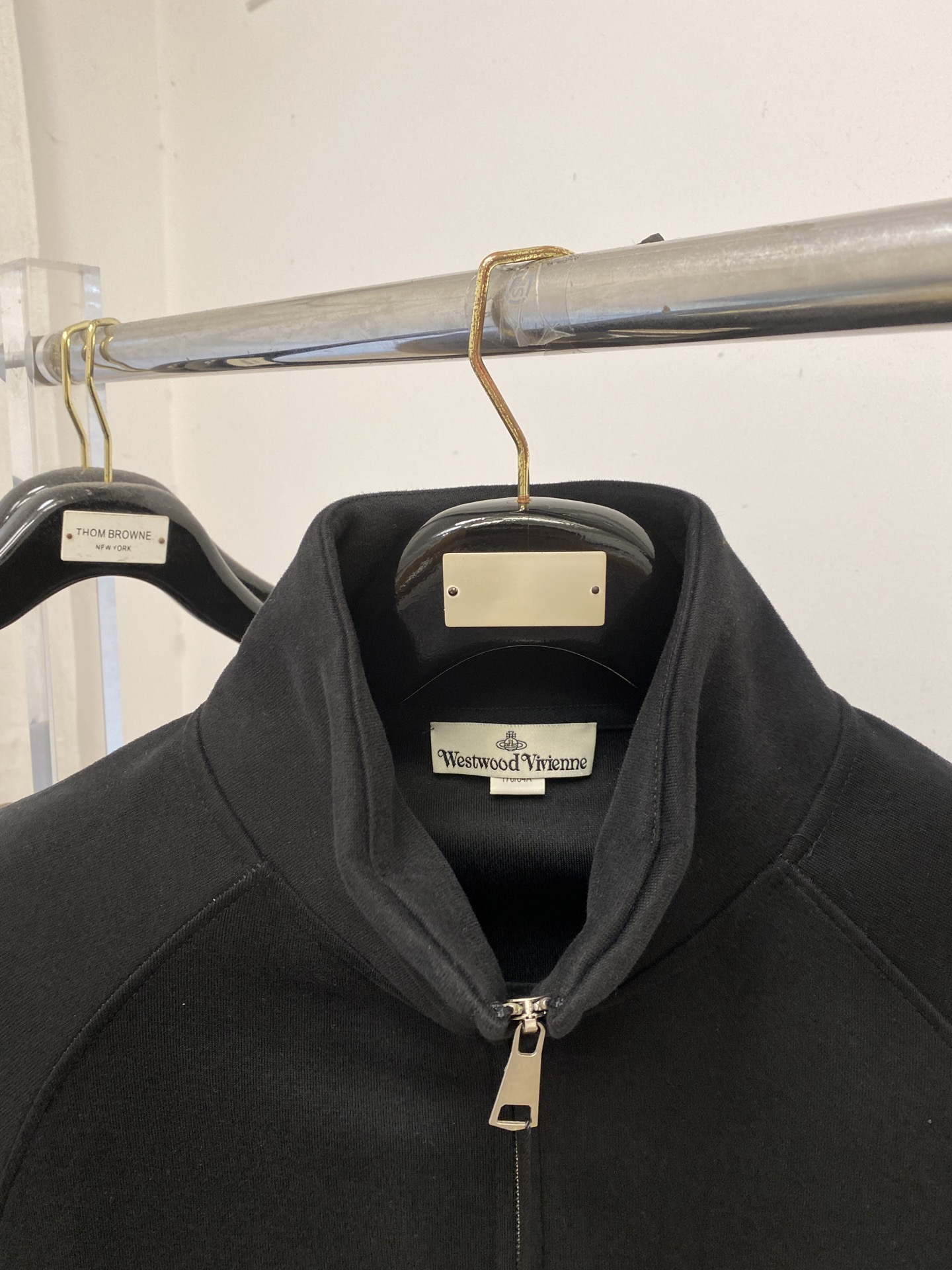 薇薇安、2025新品卫衣外套，帅气时尚，胸前刺绣装饰图案logo，简约百搭款。面料棉 不仅挺括，保持潮流