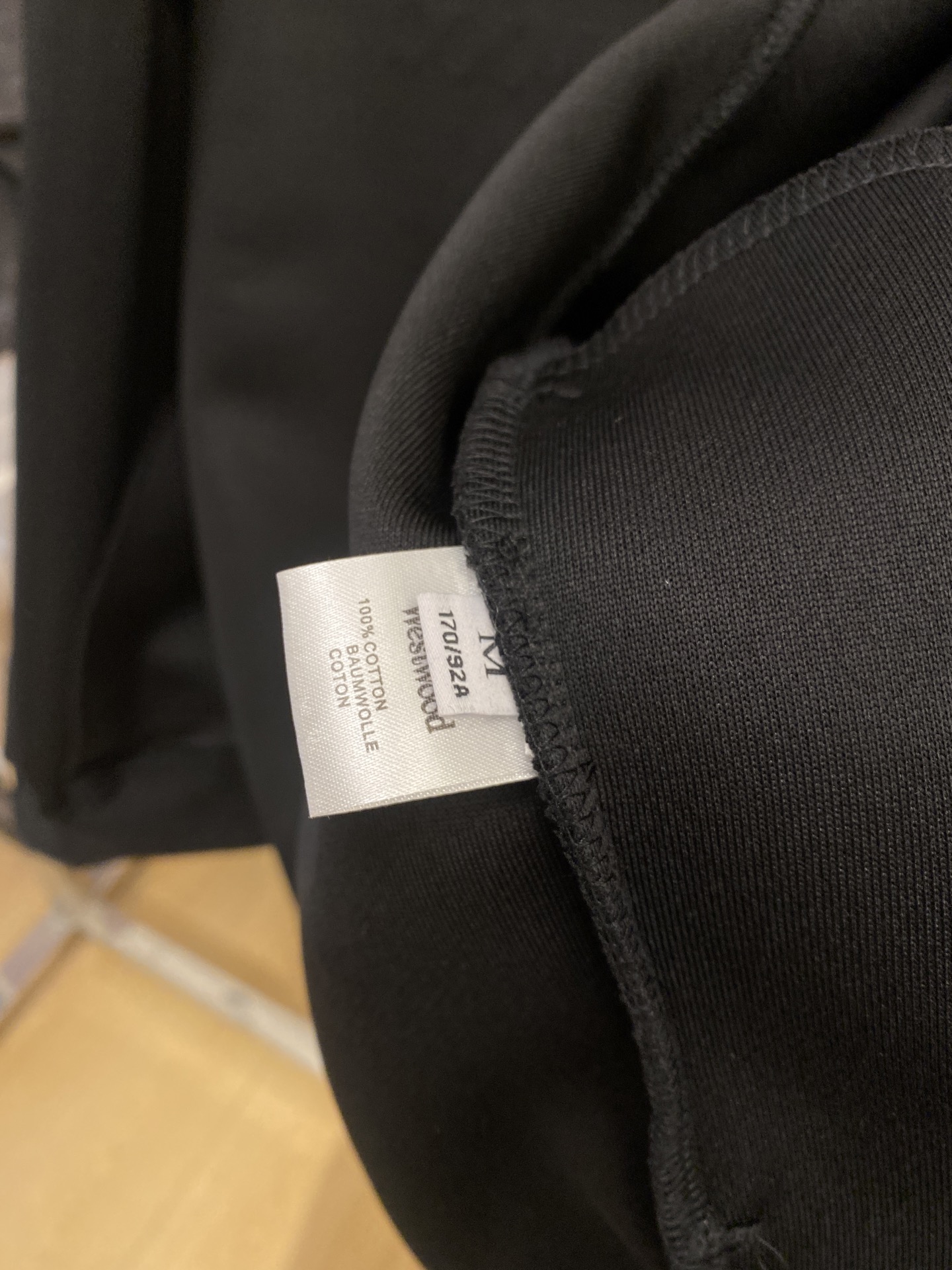 薇薇安、2025新品卫衣外套，帅气时尚，胸前刺绣装饰图案logo，简约百搭款。面料棉 不仅挺括，保持潮流