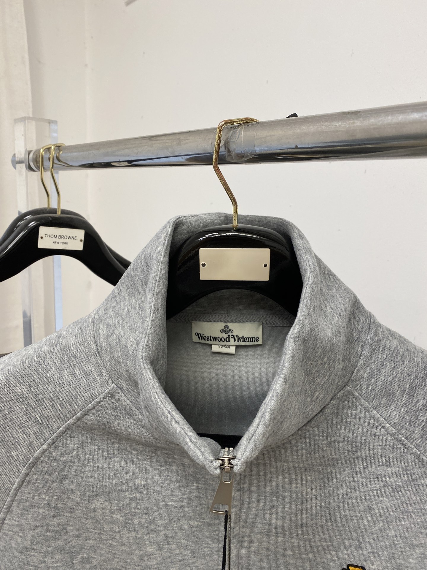 薇薇安、2025新品卫衣外套，帅气时尚，胸前刺绣装饰图案logo，简约百搭款。面料棉 不仅挺括，保持潮流