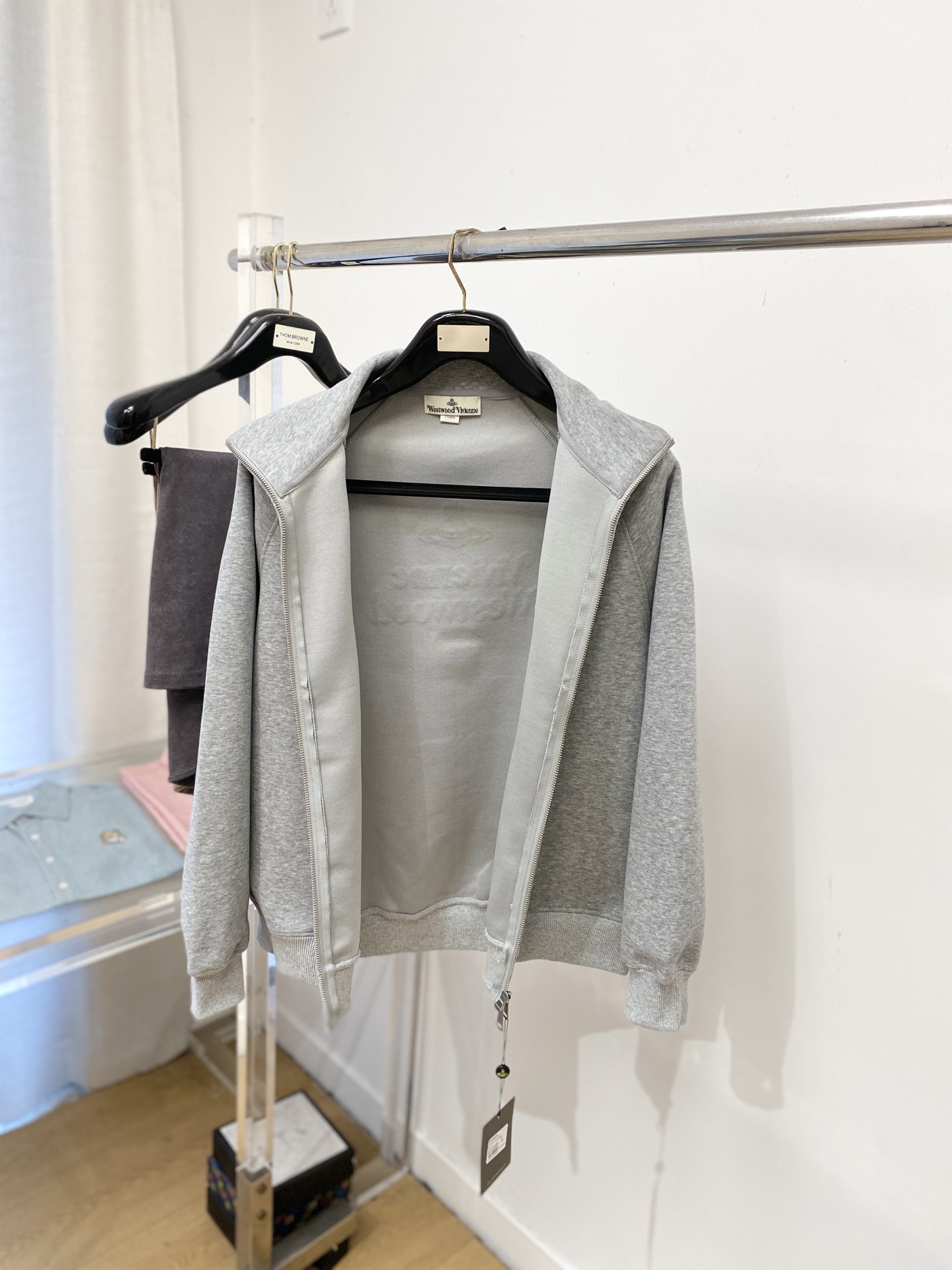 薇薇安、2025新品卫衣外套，帅气时尚，胸前刺绣装饰图案logo，简约百搭款。面料棉 不仅挺括，保持潮流