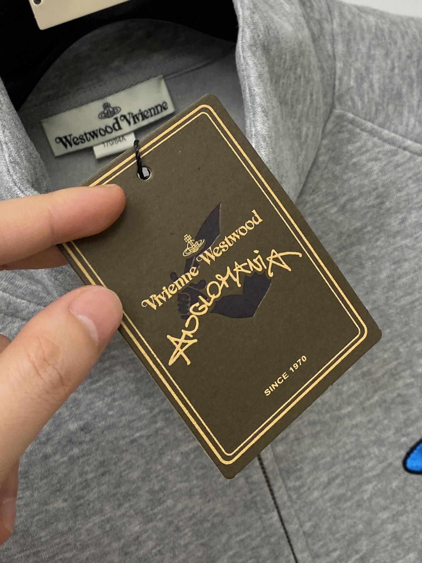 薇薇安、2025新品卫衣外套，帅气时尚，胸前刺绣装饰图案logo，简约百搭款。面料棉 不仅挺括，保持潮流