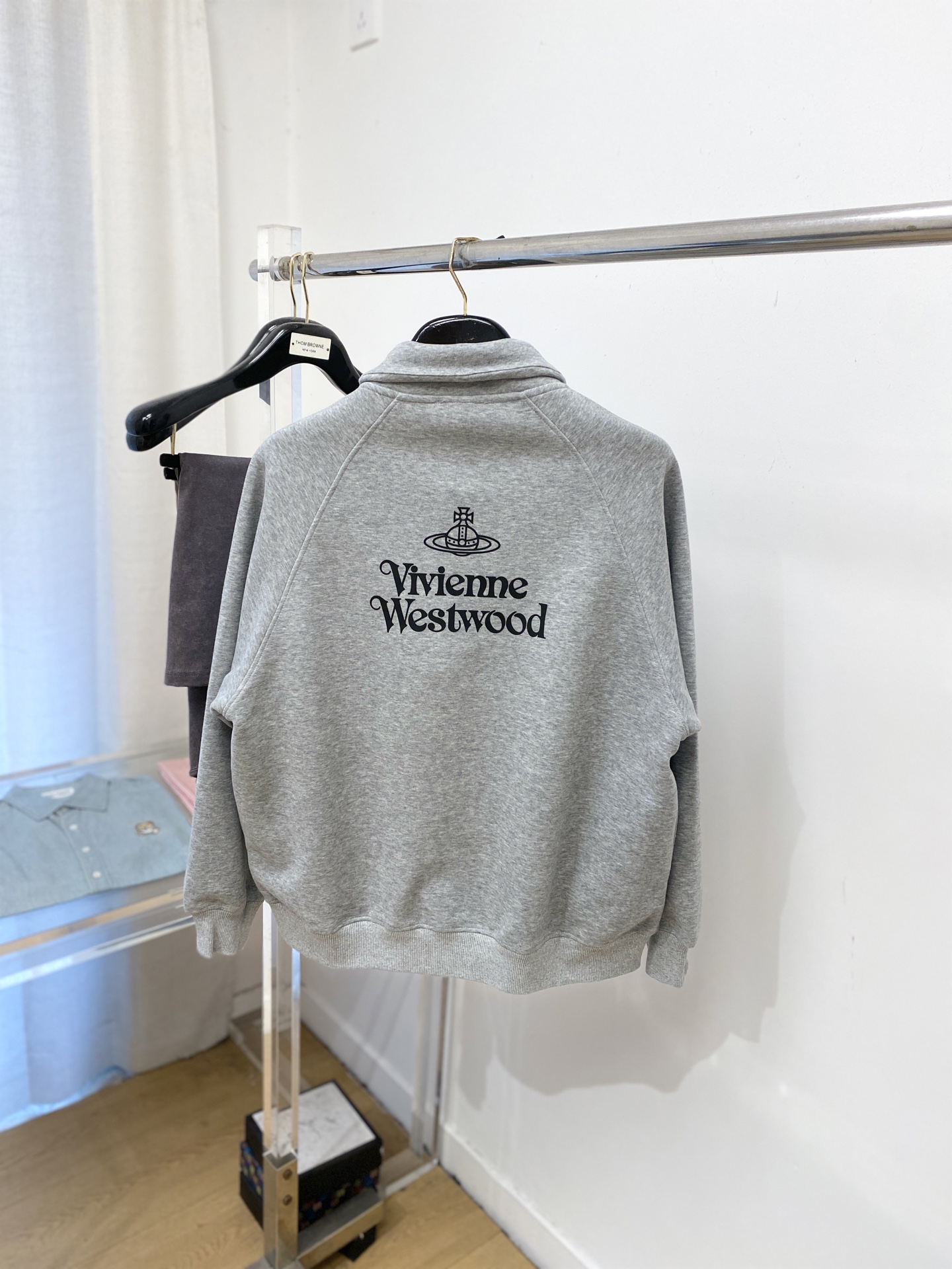 薇薇安、2025新品卫衣外套，帅气时尚，胸前刺绣装饰图案logo，简约百搭款。面料棉 不仅挺括，保持潮流