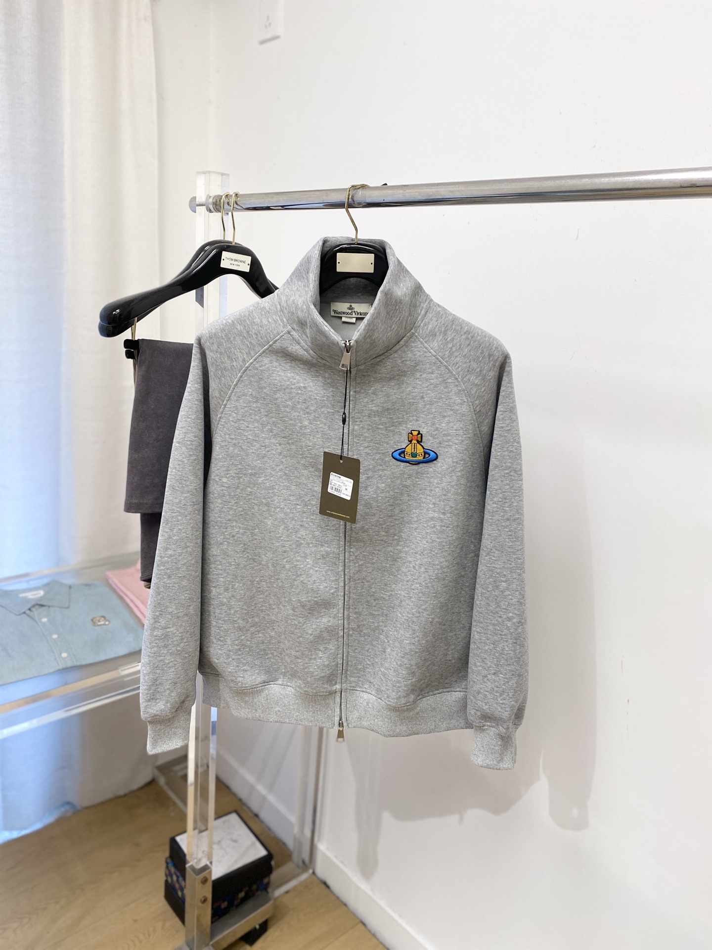 薇薇安、2025新品卫衣外套，帅气时尚，胸前刺绣装饰图案logo，简约百搭款。面料棉 不仅挺括，保持潮流