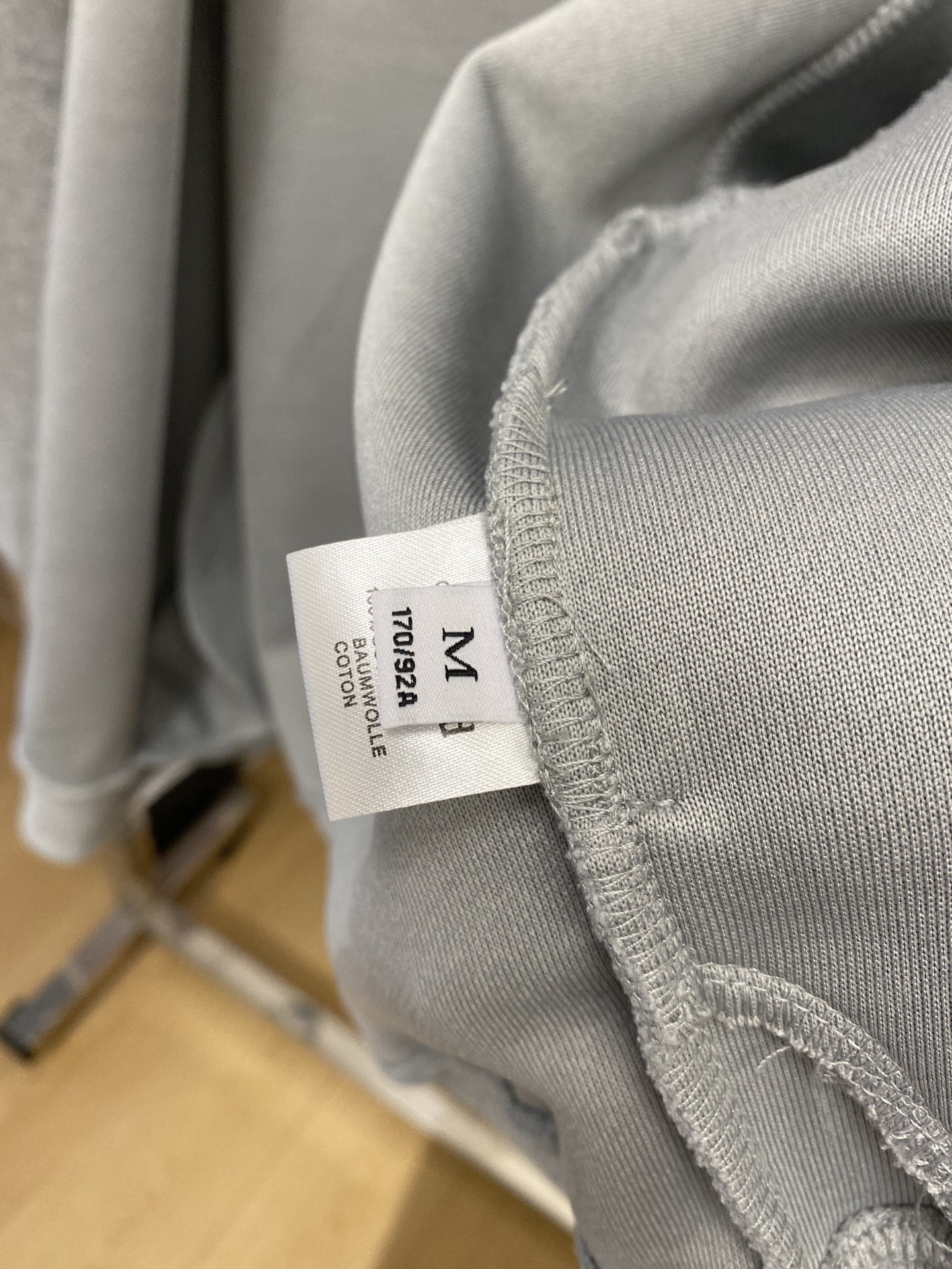 薇薇安、2025新品卫衣外套，帅气时尚，胸前刺绣装饰图案logo，简约百搭款。面料棉 不仅挺括，保持潮流