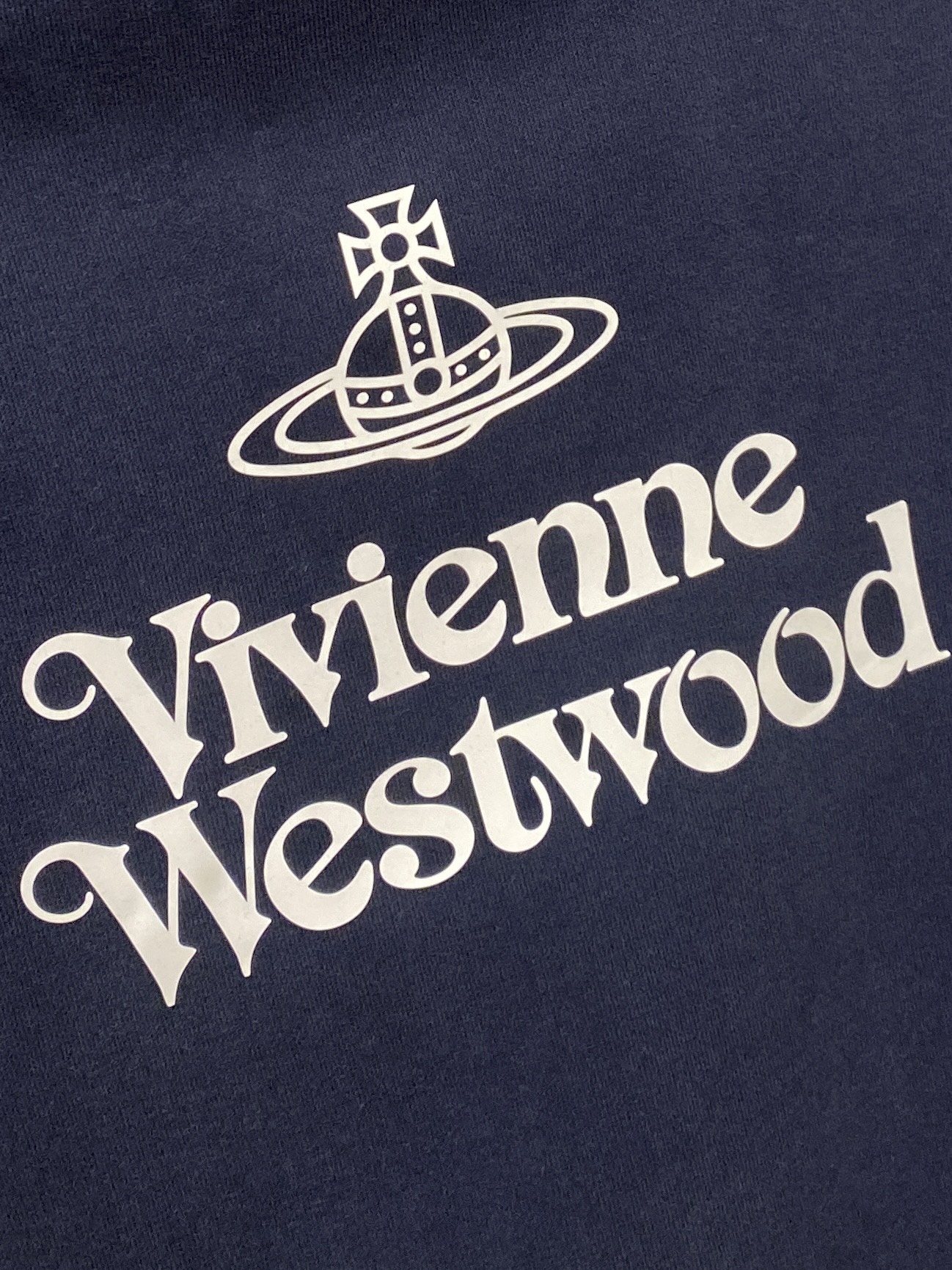 薇薇安、2025新品卫衣外套，帅气时尚，胸前刺绣装饰图案logo，简约百搭款。面料棉 不仅挺括，保持潮流