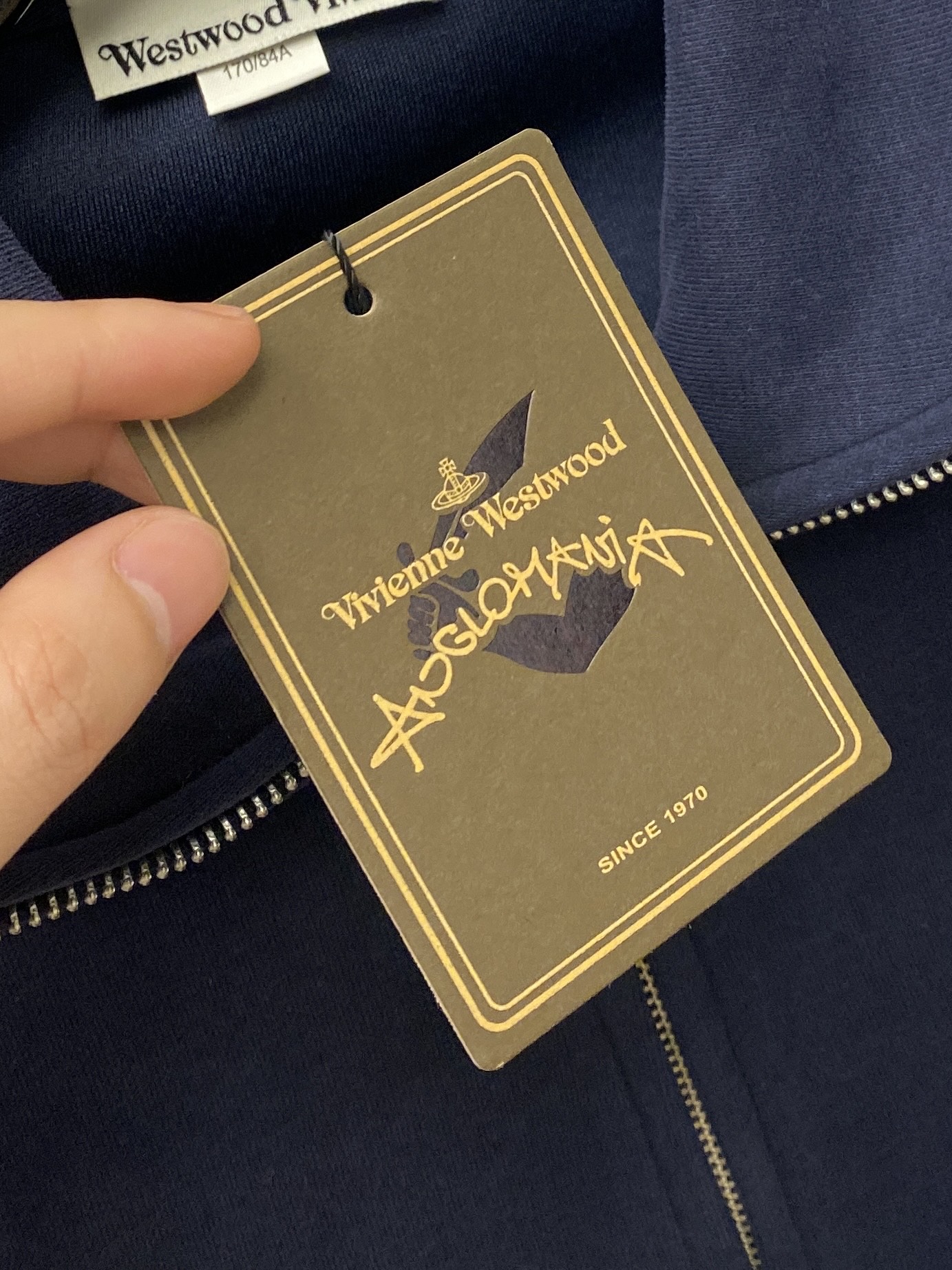 薇薇安、2025新品卫衣外套，帅气时尚，胸前刺绣装饰图案logo，简约百搭款。面料棉 不仅挺括，保持潮流