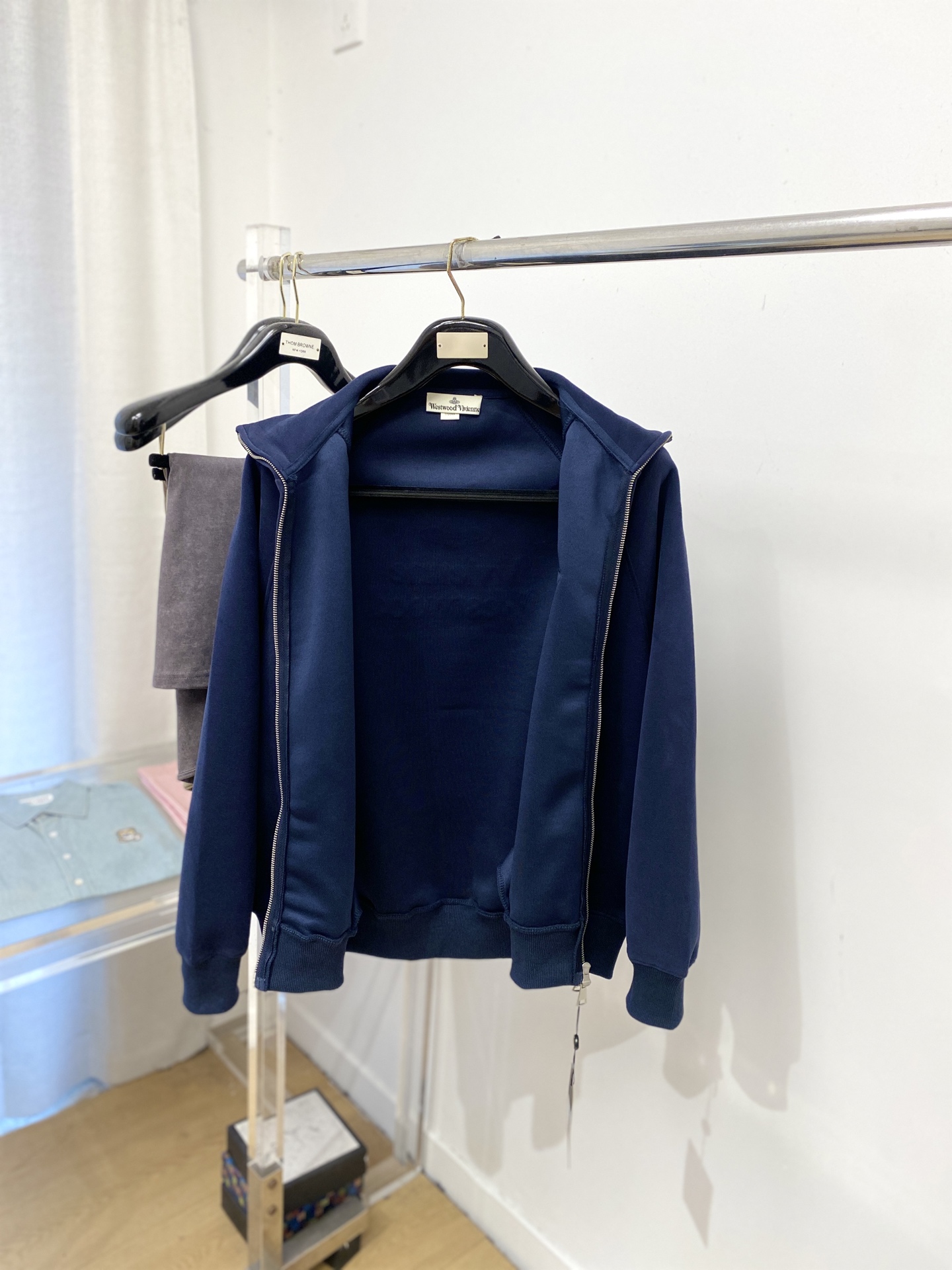 薇薇安、2025新品卫衣外套，帅气时尚，胸前刺绣装饰图案logo，简约百搭款。面料棉 不仅挺括，保持潮流