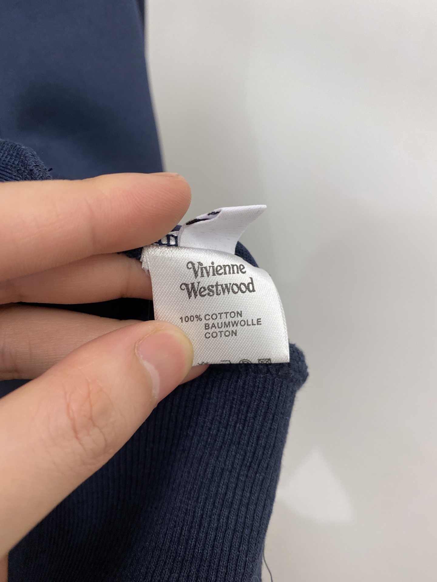 薇薇安、2025新品卫衣外套，帅气时尚，胸前刺绣装饰图案logo，简约百搭款。面料棉 不仅挺括，保持潮流