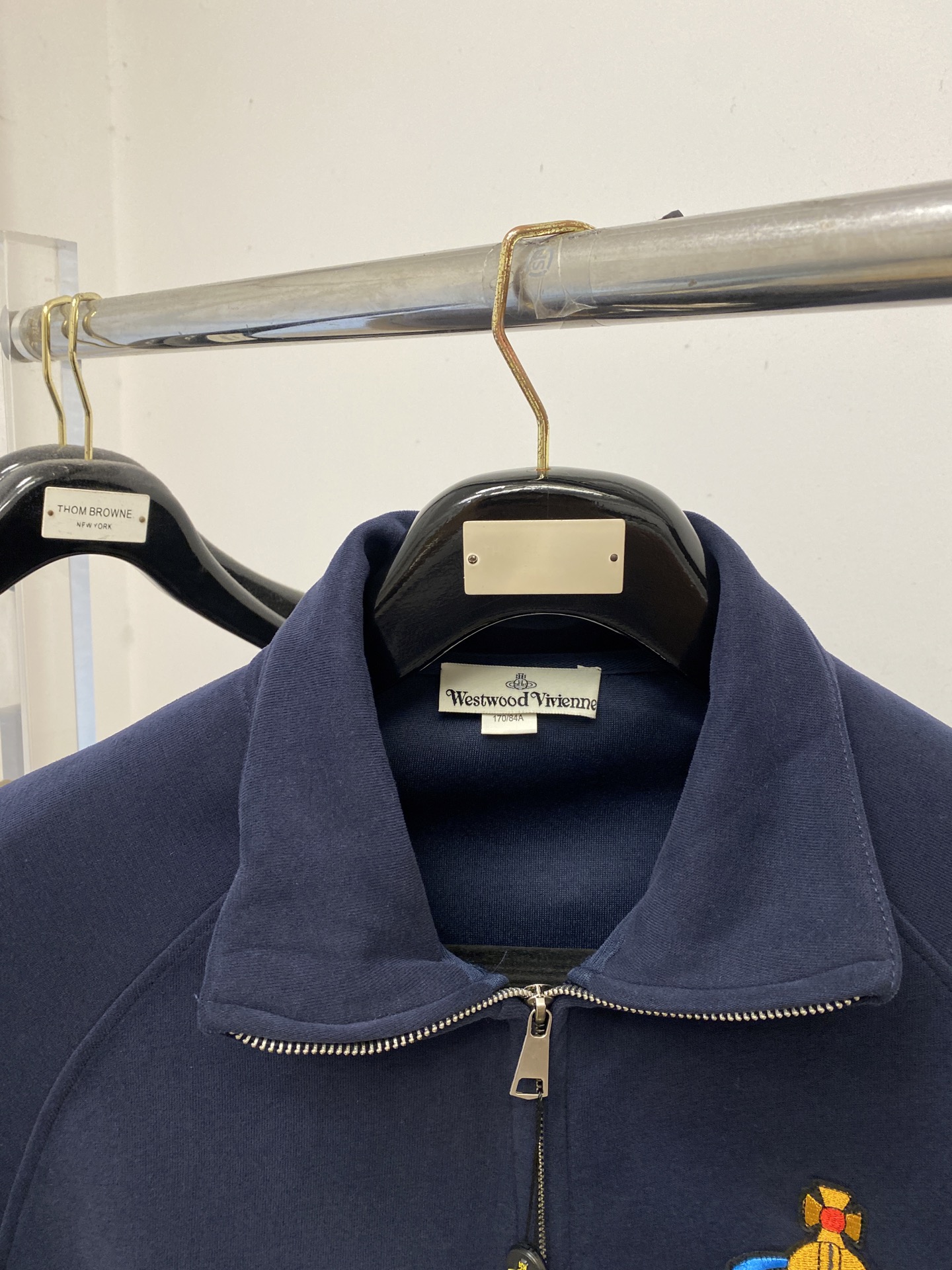 薇薇安、2025新品卫衣外套，帅气时尚，胸前刺绣装饰图案logo，简约百搭款。面料棉 不仅挺括，保持潮流