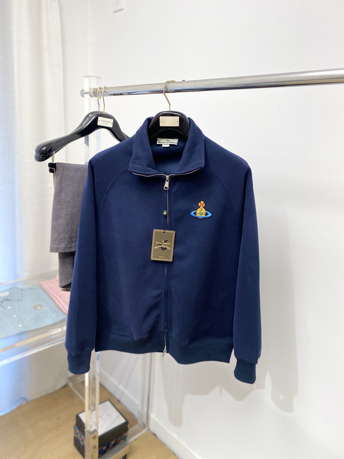 薇薇安、2025新品卫衣外套，帅气时尚，胸前刺绣装饰图案logo，简约百搭款。面料棉 不仅挺括，保持潮流