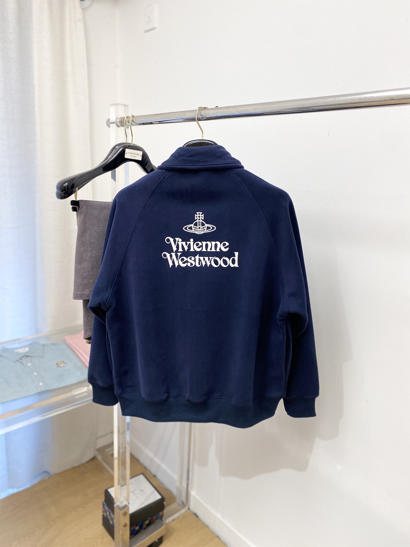 薇薇安、2025新品卫衣外套，帅气时尚，胸前刺绣装饰图案logo，简约百搭款。面料棉 不仅挺括，保持潮流