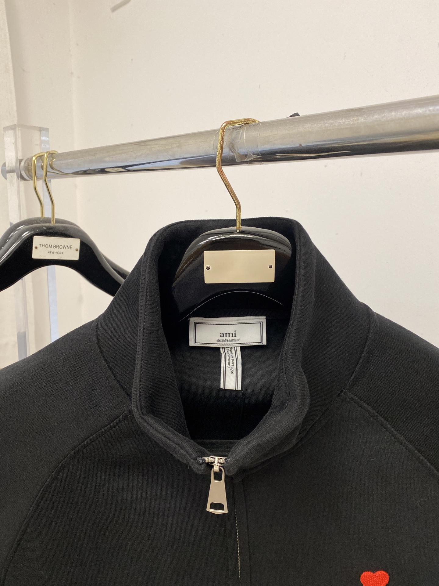 AMI、2025新品卫衣外套，帅气时尚，胸前精致刺绣图案logo，简约百搭款。面料棉 不仅挺括，保持潮流