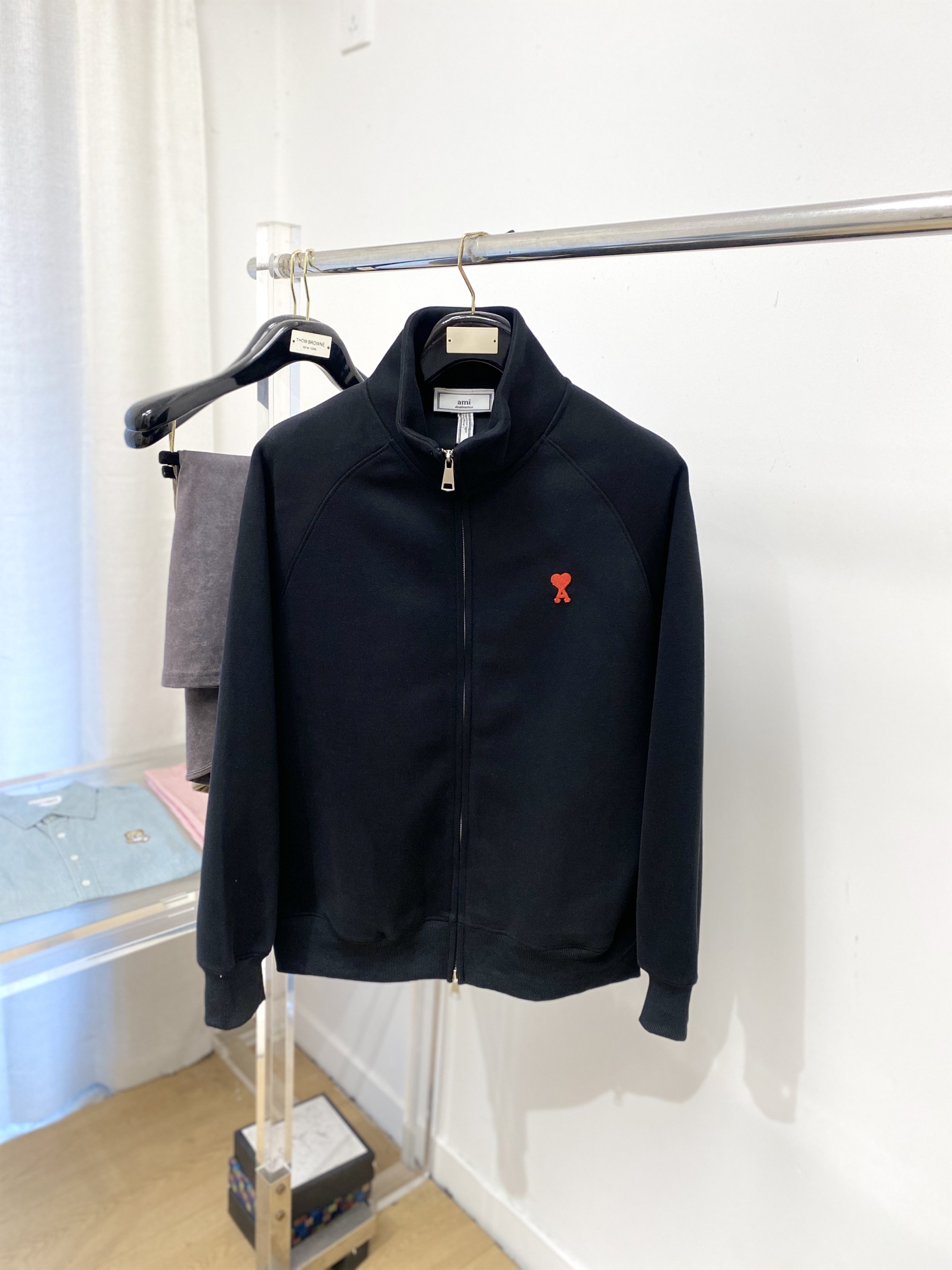 AMI、2025新品卫衣外套，帅气时尚，胸前精致刺绣图案logo，简约百搭款。面料棉 不仅挺括，保持潮流