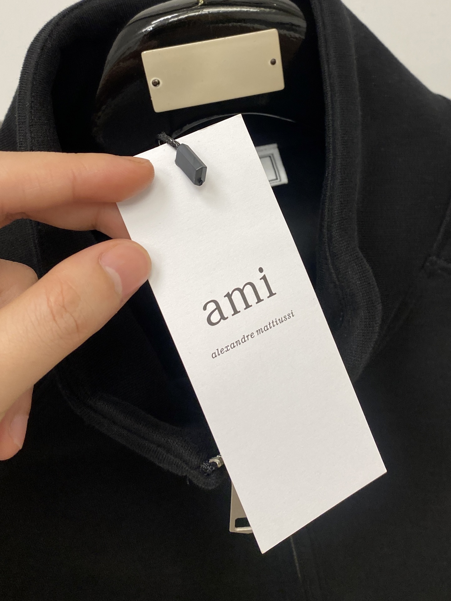 AMI、2025新品卫衣外套，帅气时尚，胸前精致刺绣图案logo，简约百搭款。面料棉 不仅挺括，保持潮流