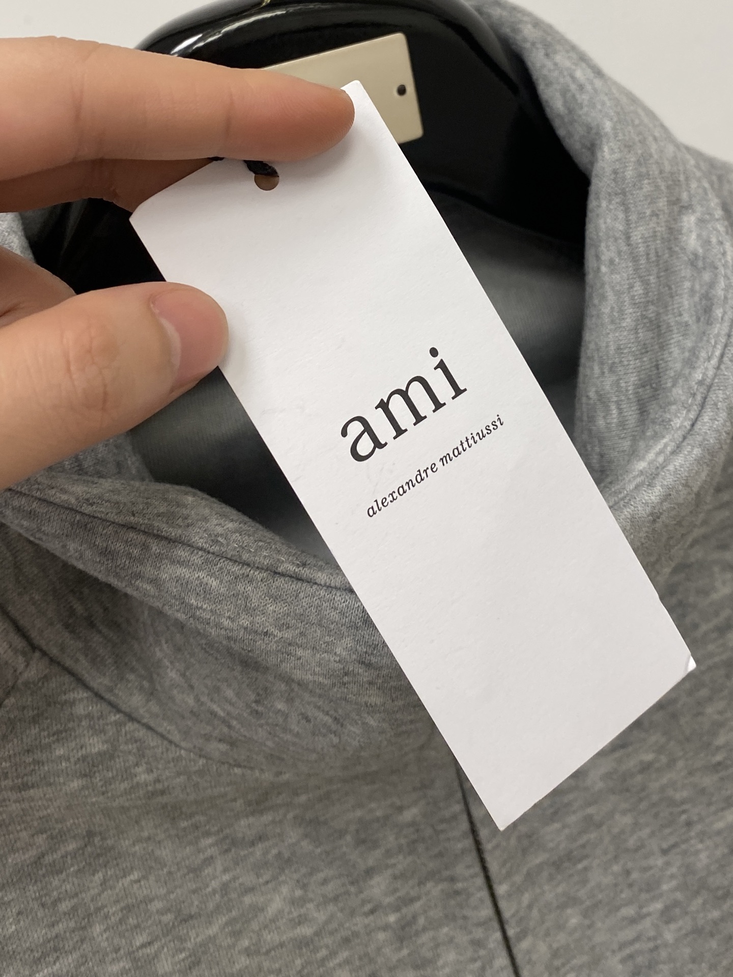 AMI、2025新品卫衣外套，帅气时尚，胸前精致刺绣图案logo，简约百搭款。面料棉 不仅挺括，保持潮流