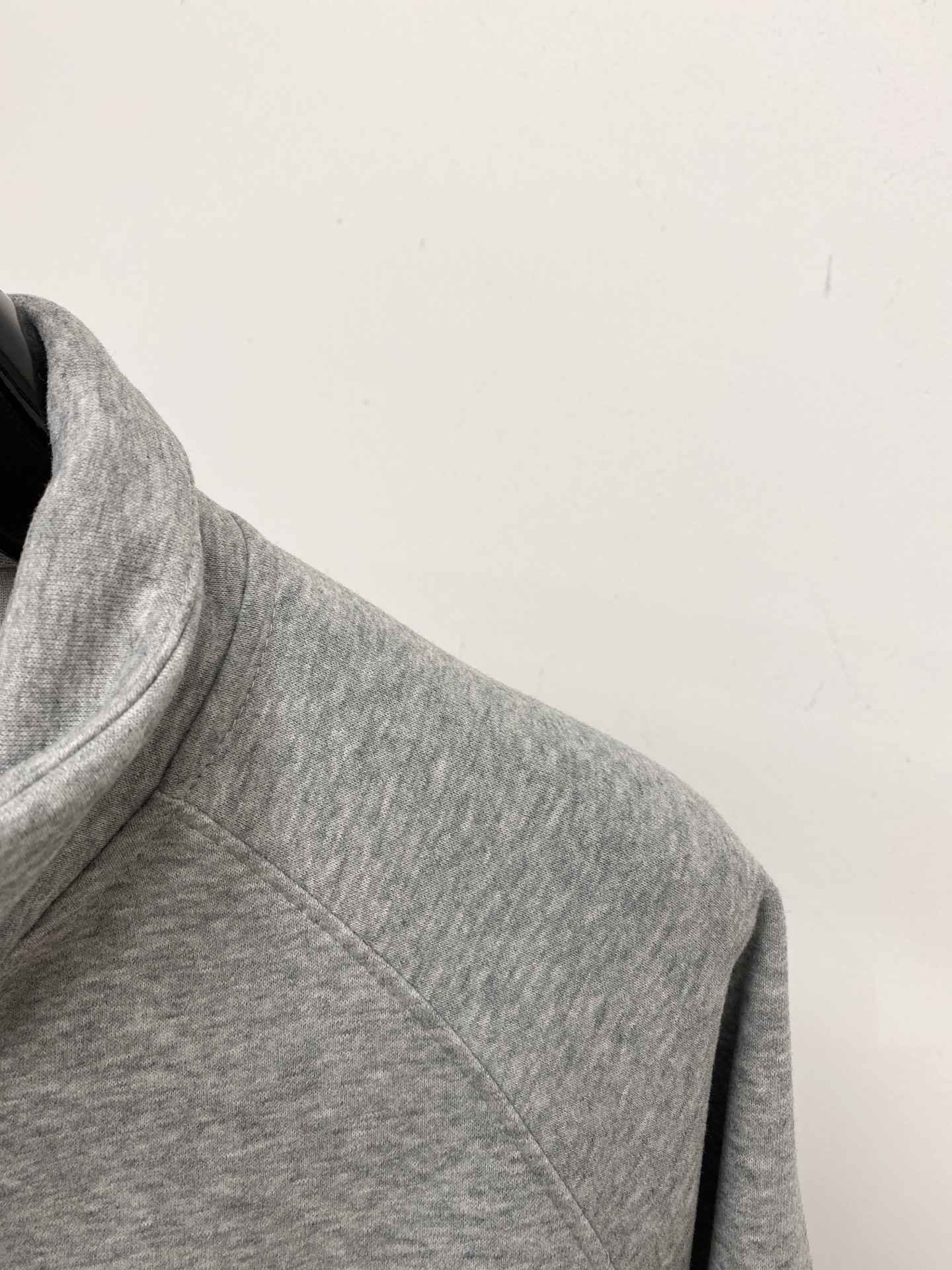 AMI、2025新品卫衣外套，帅气时尚，胸前精致刺绣图案logo，简约百搭款。面料棉 不仅挺括，保持潮流