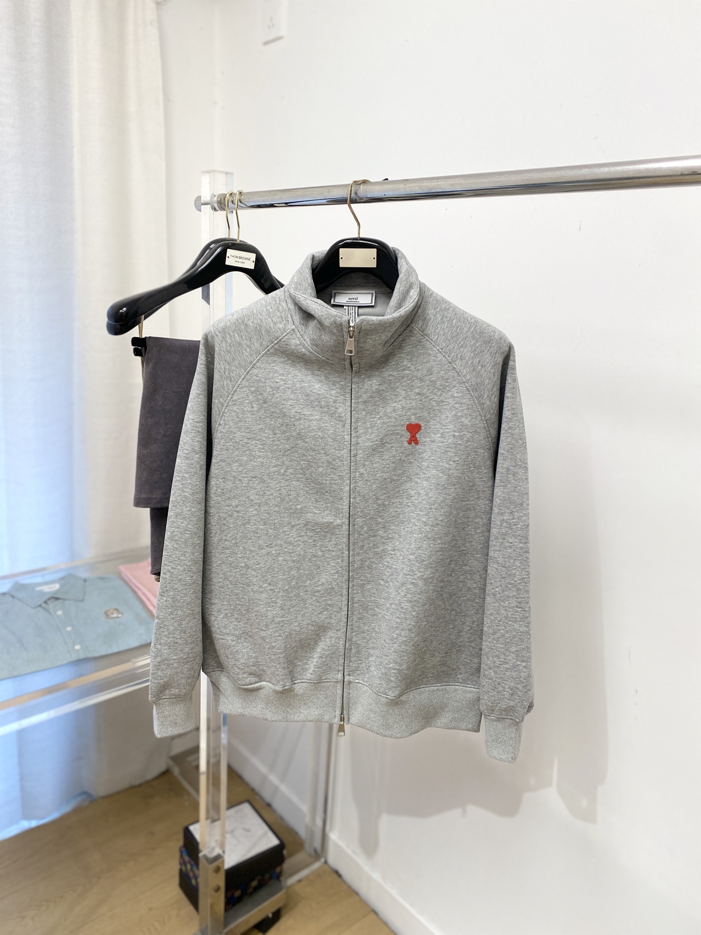 AMI、2025新品卫衣外套，帅气时尚，胸前精致刺绣图案logo，简约百搭款。面料棉 不仅挺括，保持潮流