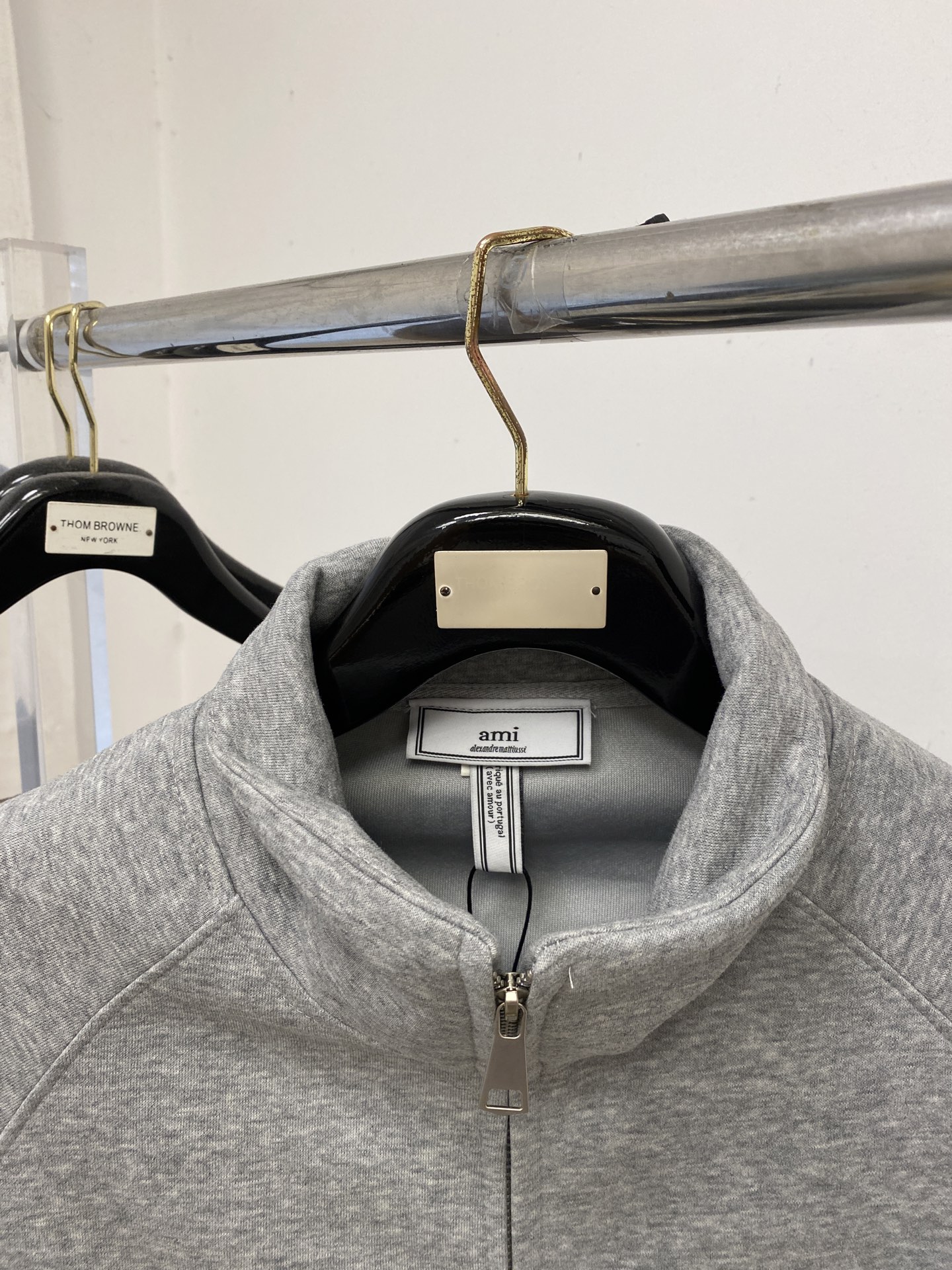 AMI、2025新品卫衣外套，帅气时尚，胸前精致刺绣图案logo，简约百搭款。面料棉 不仅挺括，保持潮流