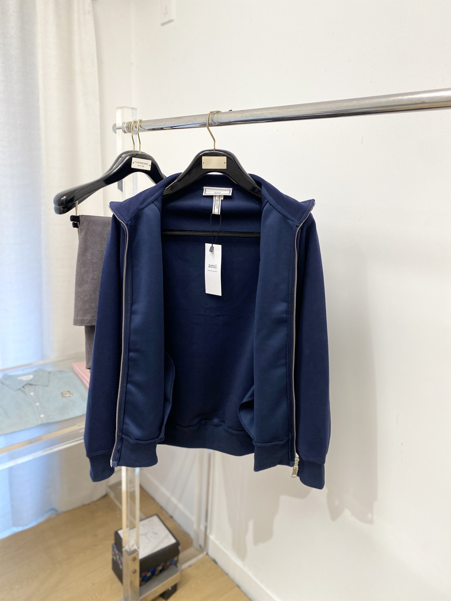 AMI、2025新品卫衣外套，帅气时尚，胸前精致刺绣图案logo，简约百搭款。面料棉 不仅挺括，保持潮流