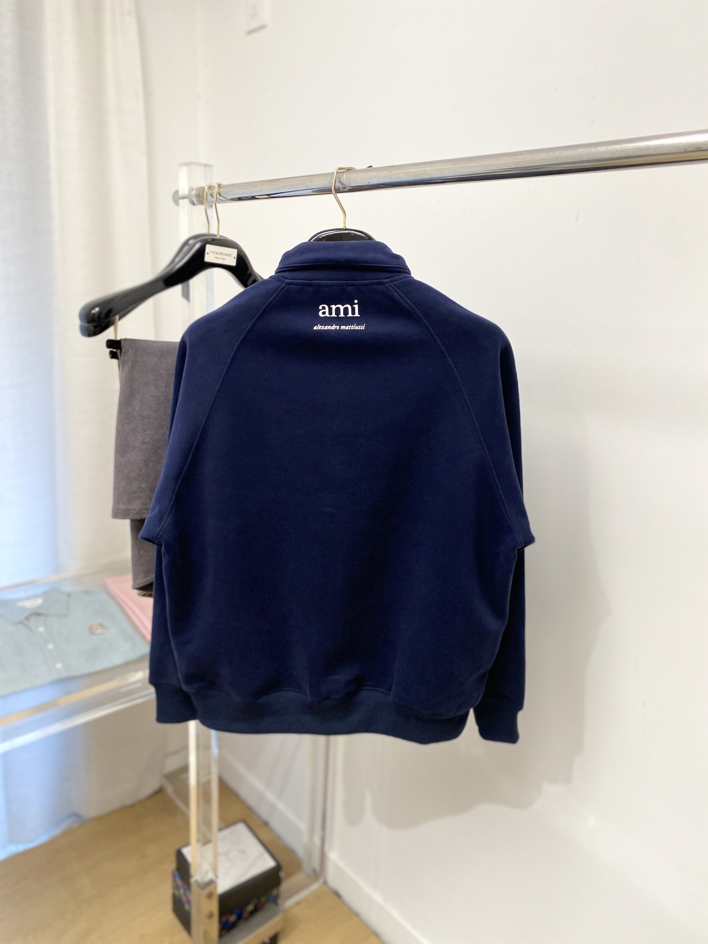 AMI、2025新品卫衣外套，帅气时尚，胸前精致刺绣图案logo，简约百搭款。面料棉 不仅挺括，保持潮流
