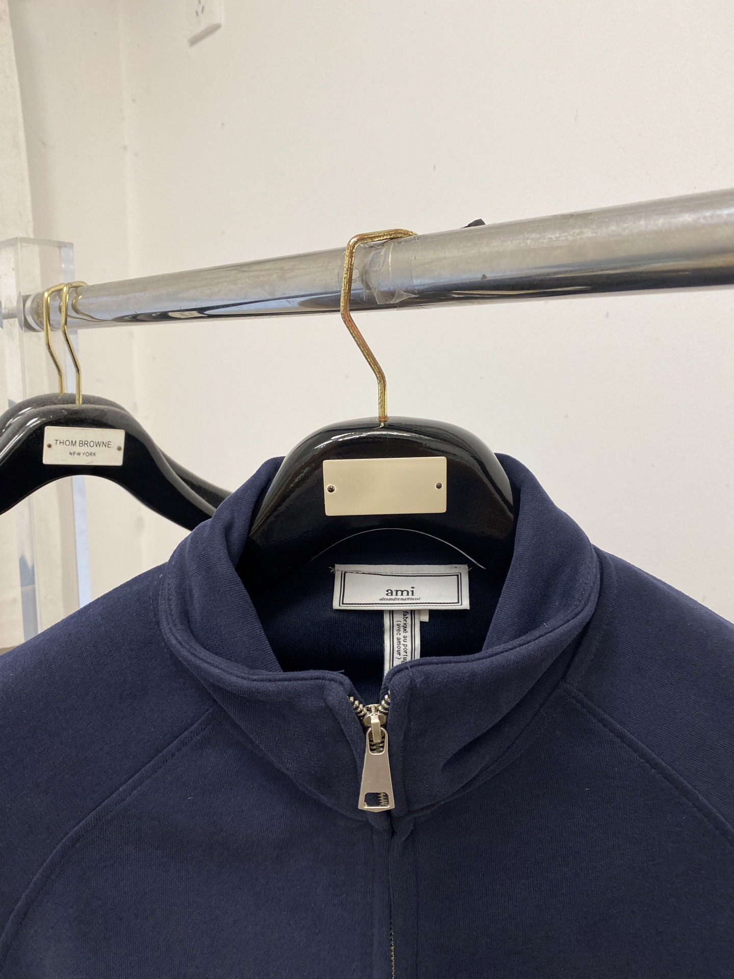 AMI、2025新品卫衣外套，帅气时尚，胸前精致刺绣图案logo，简约百搭款。面料棉 不仅挺括，保持潮流