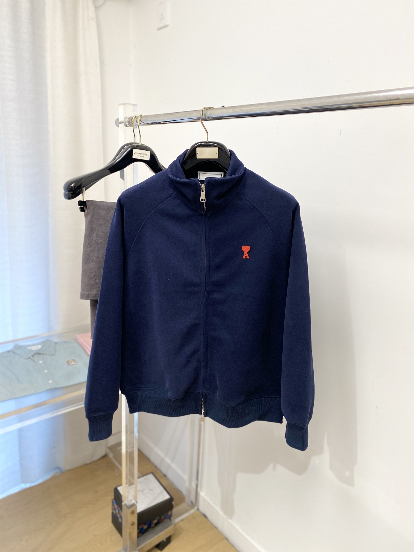 AMI、2025新品卫衣外套，帅气时尚，胸前精致刺绣图案logo，简约百搭款。面料棉 不仅挺括，保持潮流