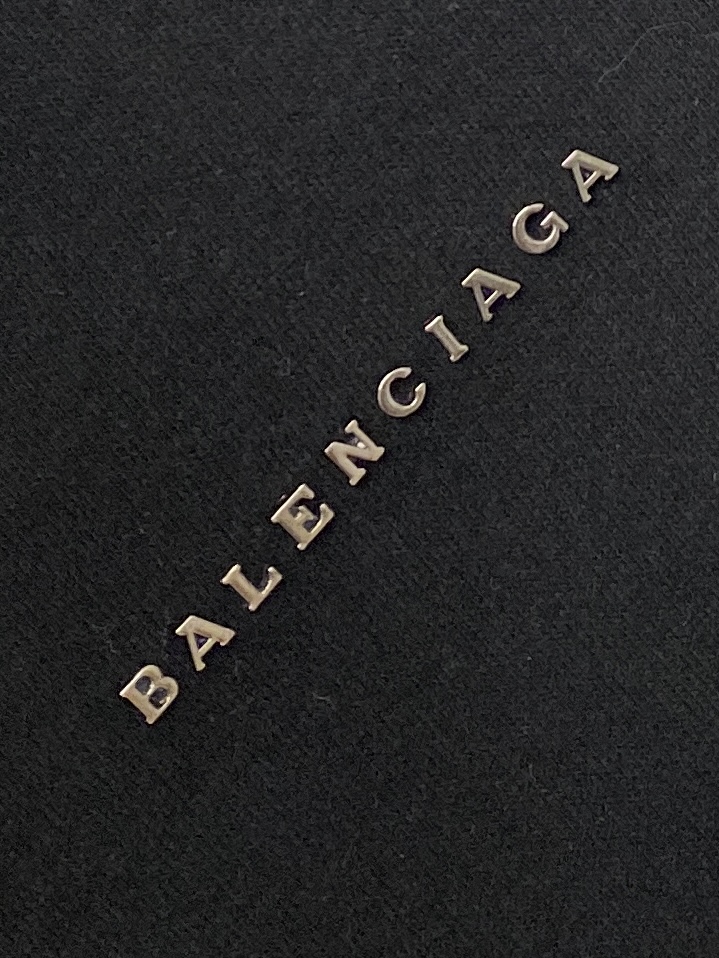 巴黎世家、2025新品卫衣外套，帅气时尚，胸前五金装饰字母logo，简约百搭款。面料棉 不仅挺括，保持潮